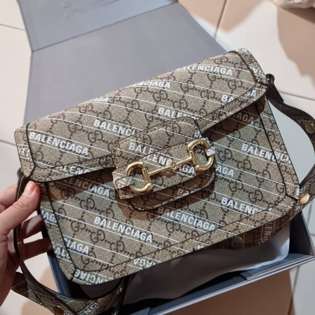 GUCCI x Balenciaga Horsebit 1995 รุ่นเด็ดสุด!! ฮ็อตสุด!! ที่ไม่ว่าใครก็ต้องรอคอย กับโปรเจคสุดเลิศ Balenciaga × Gucci strap shoulder bag กระเป๋าสะพายไหล่/สะพายข้าง ดีไซน์ใหม่ที่คอลแลบระหว่าง 2 แบรนด์สุดโต่งในเรื่องแฟชั่น รับรองความสวยไม่โป๊ะ วัสดุหนังแคนวา