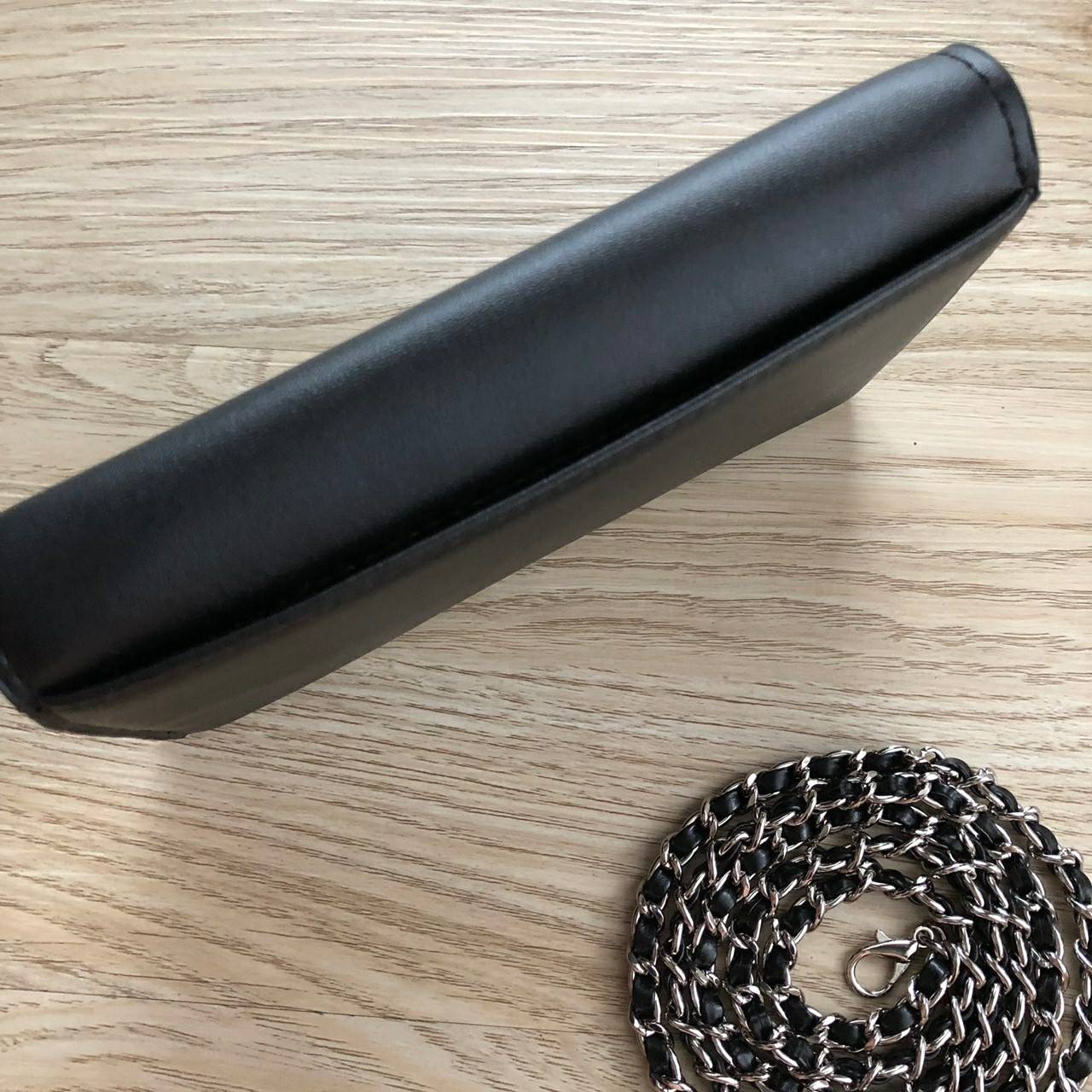 Charles & Keith Front Flap Wallet กระเป๋าสตางค์ มาพร้อมสายโซ่สลับหนัง เปิด - ปิดกระเป๋าด้วยกระดุม ด้านในมีช่องหลายช่อง แยกเก็บของได้เป็นสัดส่วน และมีช่องซิป 1 ช่องค่ะ ด้านหลังมีช่องอีก 1 ช่อง มาพร้อมสายโซ่สลับหนังยาวประมาณ 114 cm สามารถถอดได้ (ปรับไม่ได้ค