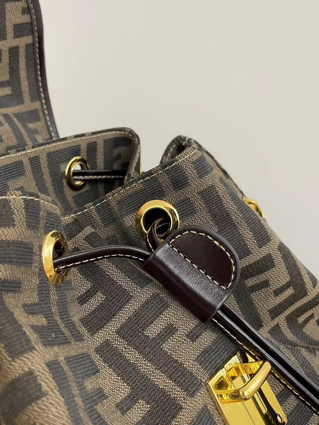 FENDI Zucca Monogram Backpack with 2 pocket กระเป๋าเป้ FF ใบใหญ่จุของได้เยอะ ภายในโล่งกว้าง พร้อมช่องใส่ของด้านหน้าสะดวกใช้งาน นานๆจะมีมาในรูปแบบเป้ให้ครอบครองกันค่า! วันไหนๆ ในไทยหรือ ตปท.ใบเดียวจบ!!