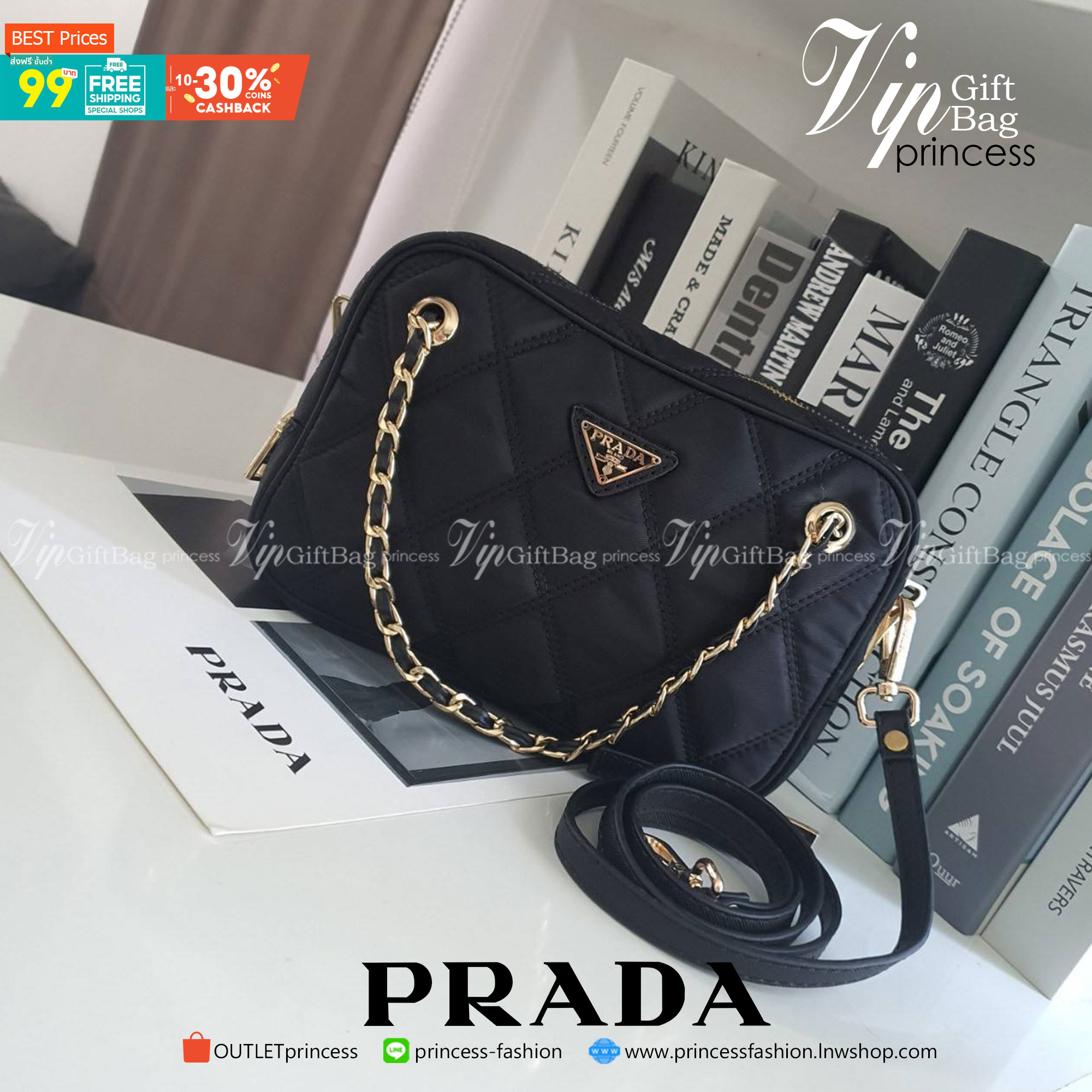 รุ่นใหม่มาแรง จากงานพรีเมียมกิ้ฟท์แบรนด์ PRADA รุ่น Mini handbag มาพร้อมกันถึง2สาย สายคล้องติดกระเป๋า และสายยาว Crossbody วัสดุทำจากผ้าNylon ลายตาราง สวยหรูดูดีมากคะ เปิดปิดด้วยซิป ภายใรมีป้ายโลโก้แบรนด์ มีช่องซิปและช่องใส่ของแยกอีก บุผ้าลายแบรนด์อย่างดี 
