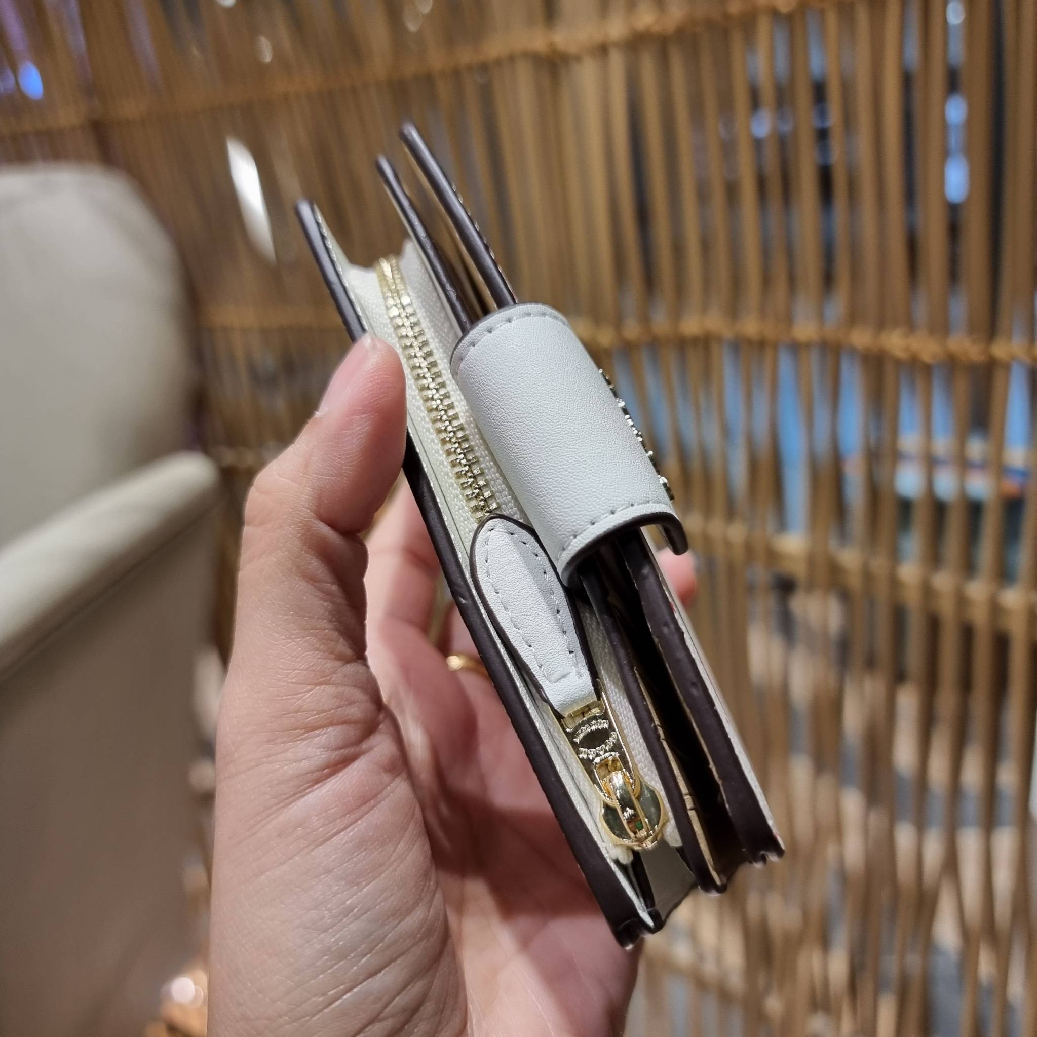 COACH C7414 MEDIUM CORNER ZIP WALLET WITH ORNAMENT PRINT คอลเลคชั่นใหม่ กระเป๋าสตางค์ใบกลาง ดีไซน์ใหม่ สุดหรู คละลายพริ้นท์เต็มใบ น่าใช้ไปอีก วัสดุหนังแคนวาสเคลือบลาย ภายในมีช่องใส่บัตร ใส่ธนบัตรได้ครบ และมีช่องซิปแยก ใบจริงสวยมากๆ แนะนำจ้า ราคาสุดคุ้มครบ