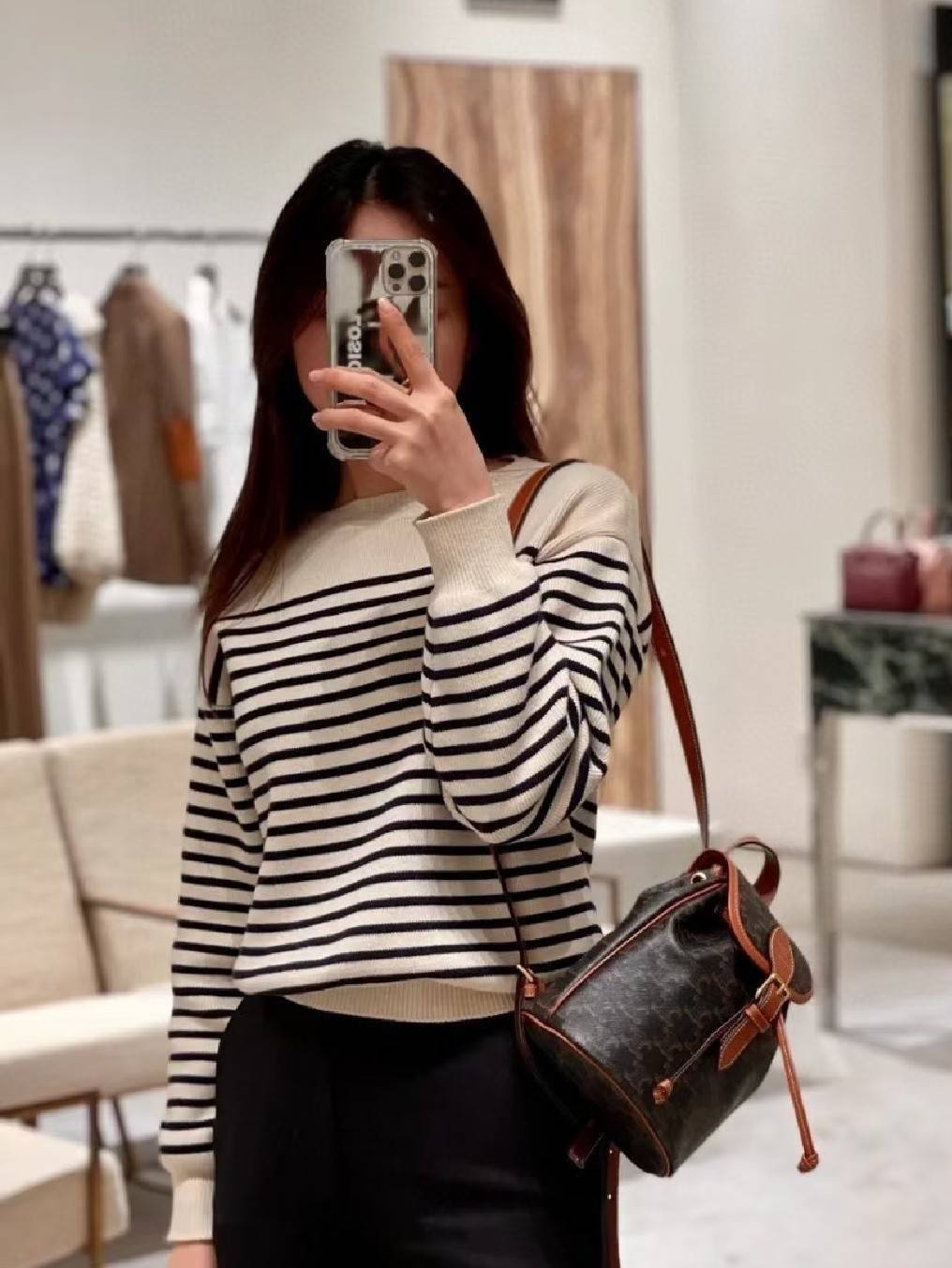 VIP 】CELINE MINI RUCKSACK VIP GIFT WITH PURCHASE (GWP) พรีเมี่ยมกิ๊ฟ Limited Edition จาก CELINE HAUTE PARFUME DUTYFREE COUNTER วัสดุ COATED CANVAS หนังสวยหรูอยู่ทรงกันน้ำเปิดปิดด้วยฝาปิด Belt มีโลโก้แบรนด์และสายรัด Drawstring ภายในโล่งสามารถใส่กระเป๋าสตาง