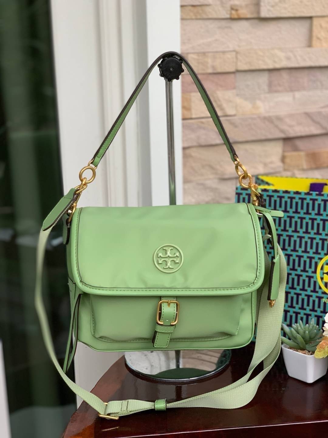 ของแท้ 💯% Tory Burch logo patch satchel bag อีกหนึ่งแบรนด์ดังจากนิวยอร์ก ที่เหล่าดาราเซเลปใช้กันทั่วโลก ด้วยดีไซน์ที่เป็นเอกลักษณ์ เข้ากับยุคสมัย วัสดุ Nylon waterproof ที่แข็งแรงและทนทาน