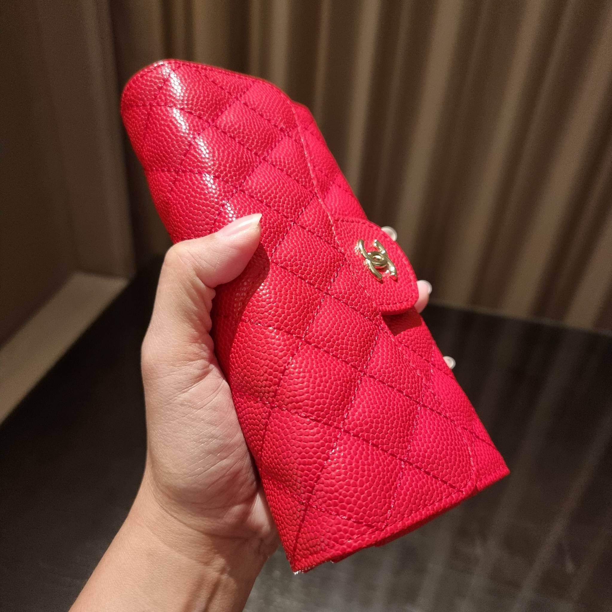 VIP 】กระเป๋าสตางค์ใบยาวรุ่นฝาพับที่ถามหากันมากที่สุด!! สวยรับทรัพย์จาก Chanel วัสดุหนังลายคาร์เวีย ลุคผู้ดีที่สุด เปิด-ปิดด้วยกระดุมแม่เหล็ก ภายในกระเป๋ามีช่องใส่บัตรได้เยอะ ใส่ธนบัตร ใส่เหรียญได้ มีช่องซิปแยกอีกหนึ่งช่อง ดีไซน์เรียบหรูดูคลาสสิค!! สาวๆห้า