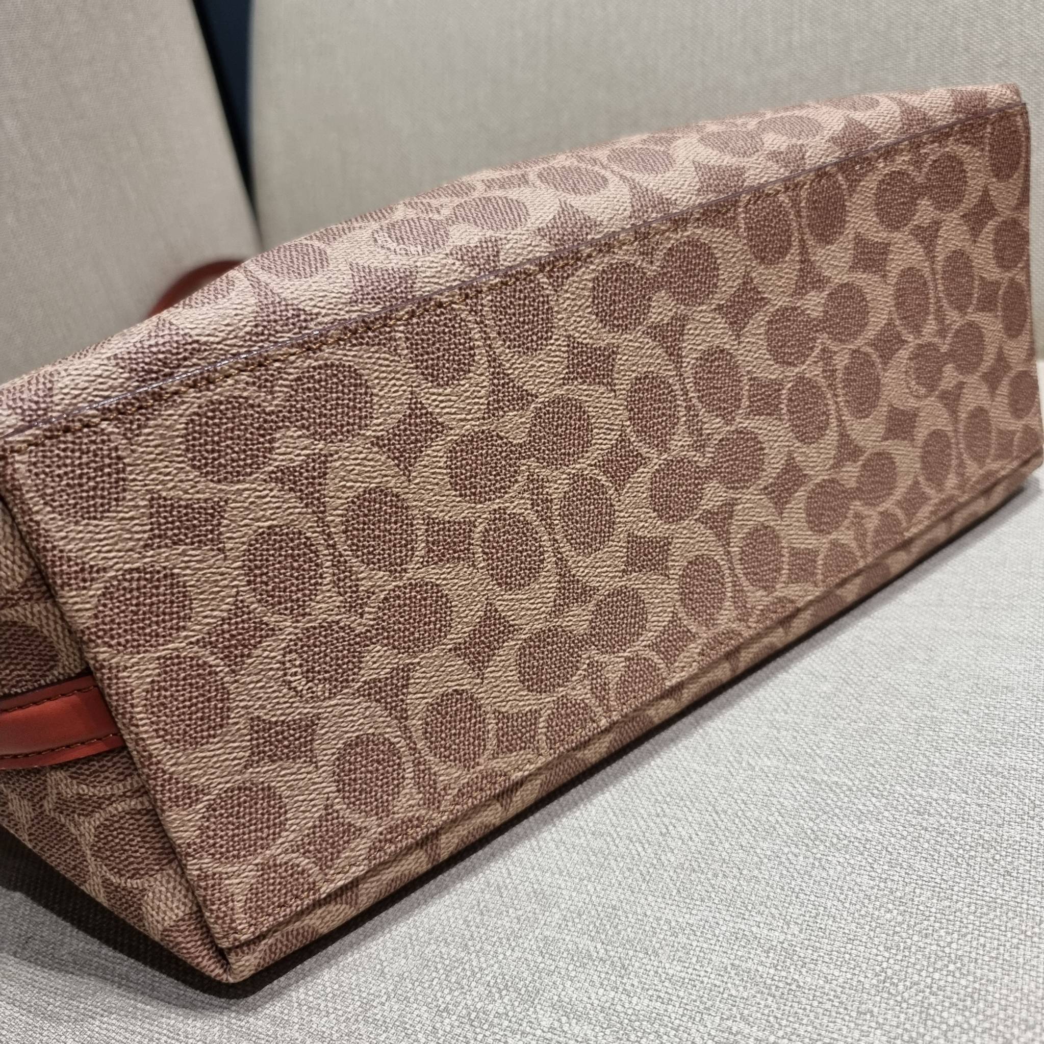 COACH C6336 DAY TOTE IN SIGNATURE CANVAS ใหม่ล่าสุด กับกระเป๋าทรงโท้ทใบใหญ่ สวยสะกดสายตา ด้วยดีไซน์ที่ดูเรียบง่าย แต่แฝงไปด้วยดีเทลเล็กๆ ที่เสริมให้ไอเท็มนี้ดูแพง พิเศษ กระเป๋าลูกใบเล็กอีกหนึ่งใบ พกติดกับกระเป๋า หรือจะเอาไปแยกใช้ก็ได้ วัสดุหนังแคนวาส สลับ