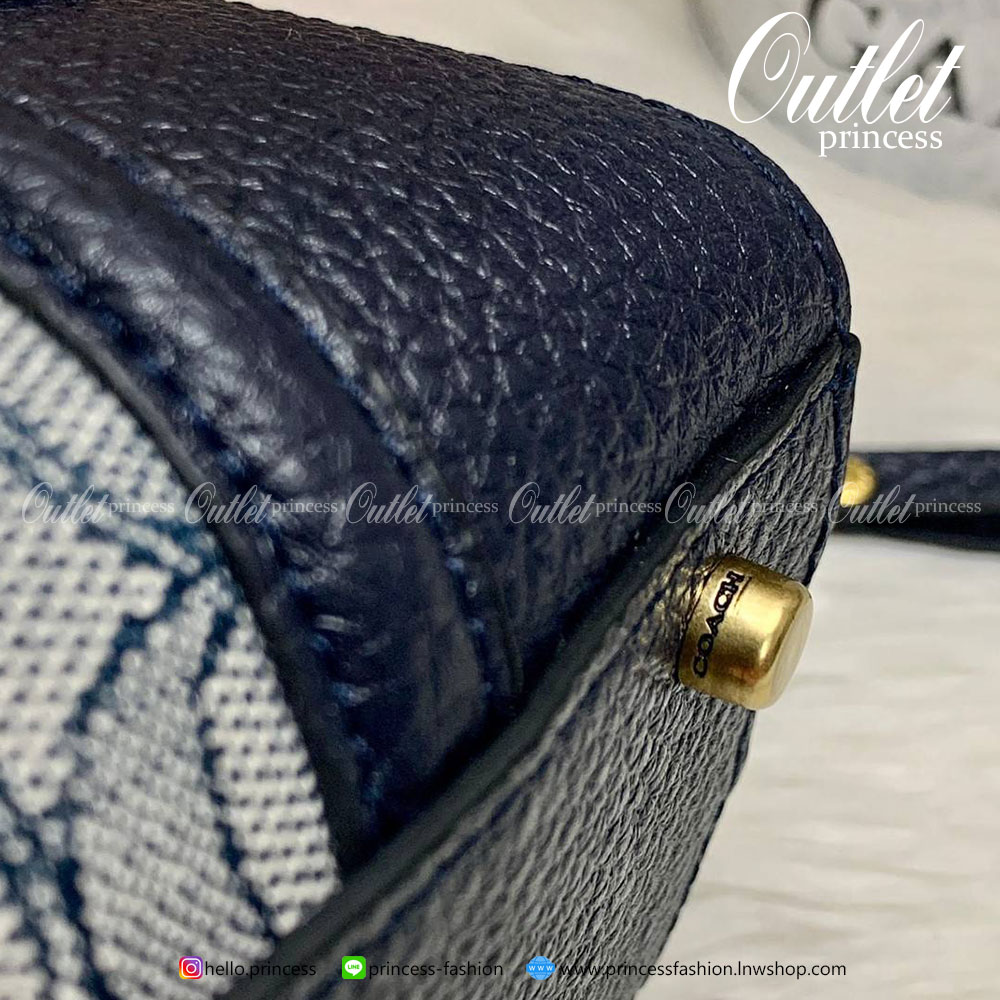 COACH LARK BAG 19 IN SIGNATURE JACQUARD ((4619)) พร้อมส่งที่ไทย สวยก่อนใครแน่นอนค่ะ😘 กระเป๋าสะพายข้าง//ครอสบอดี้ร์ วัสดุหนังแท้+Jacqurd ได้ลงตัวสวยงามมากๆค่ะ มีช่องใส่ของจุกจิกทั้งด้านหน้าและหลัง ;เปิดปิดกระเป๋าแบบซิปคู่ ภายในสามารถใส่กระเป๋าเงินใ