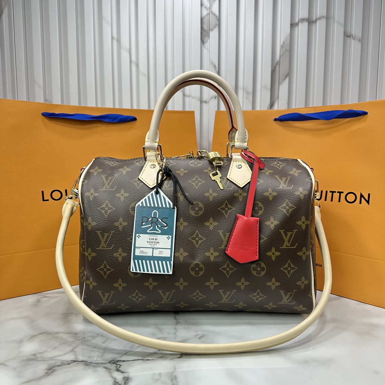 LV speedy soft 30 crafty bag กระเป๋าทรงหมอน รุ่นท็อปฮิต กับดีไซน์ใหม่ต้อนรับฤดูกาลท่องเที่ยว โดดเด่นด้วยการตกแต่งลายพิมพ์ซิกเนเจอร์ และป้ายแท็กหนังสุดเก๋