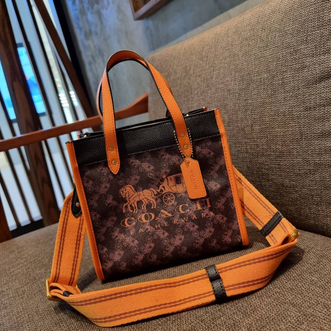 COACH C8456 FIELD TOTE 22 WITH HORSE AND CARRIAGE PRINT AND CARRIAGE BADGE คอลเลคชั่นสุดคลาสสิค ต้อนรับซัมเมอร์ ทั้งสดใสและร้อนแรง สวยหรูดูแพงในไอเท็มเดียว กระเป๋าทรงโท้ท ไซส์กำลังสวย น่ารักน่าใช้ ฟังก์ชั่นการใช้งานสะดวกที่สุด มีทั้งสายคล้องแขนในตัว และสา