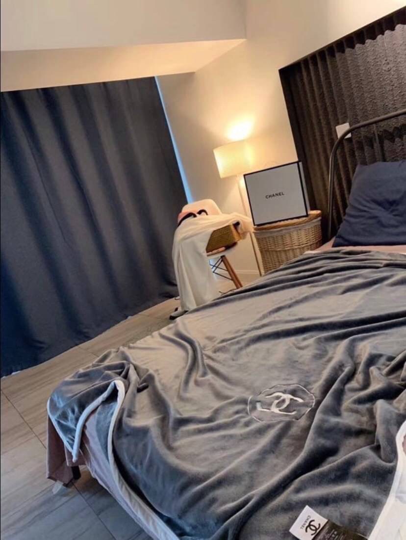 VIP GIFT 】Best Gift! Chanel Blanket พร้อมส่งไอเท็มแนะนำ ผ้าห่มนุ่มนิ่ม ขนปุยๆๆ สบายผิวมาก เนื้อผ้านิ่มฟูนุ่มใช้ได้ทุกโอกาส ขนาดกำลังดี พกพาสะดวก สามารถพกไว้ใช้ในรถ ใช้ในออฟฟิศได้ จะซื้อใช้เองหรือมอบเป็นของขวัญก็ดูดีพร้อมส่งที่ไทย ราคาสุดคุ้มไม่ต้องรอพรีฯ