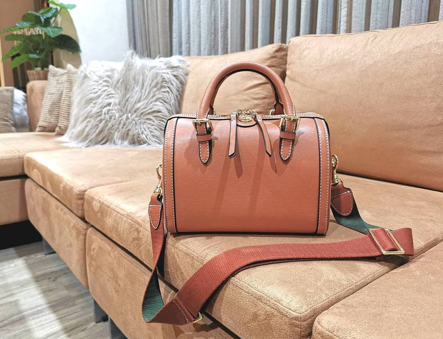 TORY BURCH FACTORY BOSTON BAG กระเป๋าถือหรือสะพายรุ่นใหม่ล่าสุดจาก TORY BURCH FACTORY วัสดุ Calf Skin หนังเรียบสวยอยู่ทรงดีไซน์โดดเด่นทรง Boston เปิดปิดด้วยซิปสะดวกใช้ขนาดกำลังดีใส่กระเป๋าสตางค์ยาว มือถือของใช้ได้เยอะ หูหิ้วจับถนัดมือสายสะพายยาวถอดปรับได้
