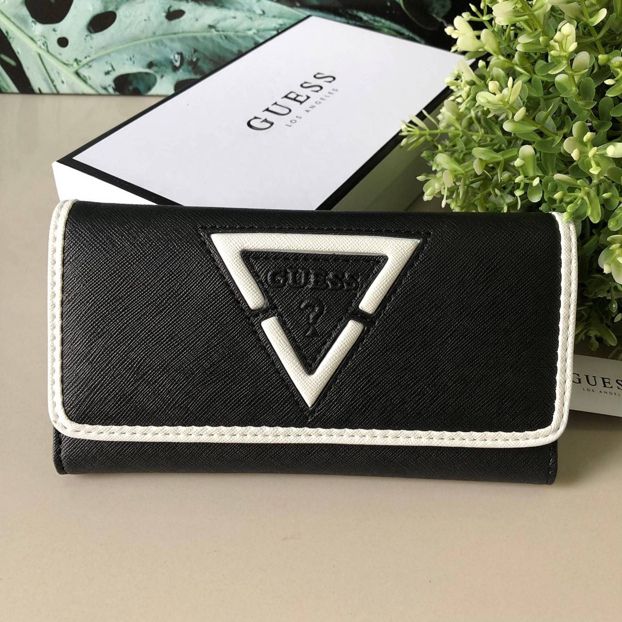 Guess long wallet กระเป๋าสตางค์ใบยาว หนังลาย saffiano ภายในมีช่องใส่ธนบัตร, บัตร, ช่องใส่รูป และช่องซิปใส่เหรียญด้านหลังค่ะ