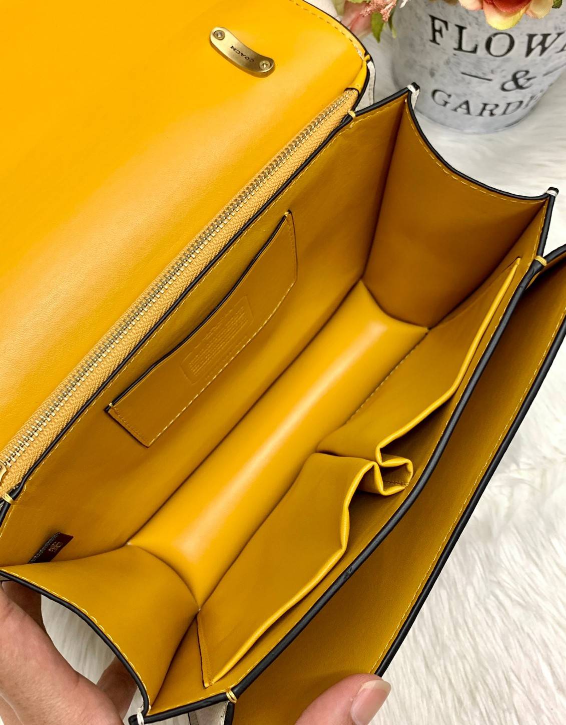 COACH ALIE SHOULDER BAG ((4615)) กระเป๋าสะพายข้างหรือสามารถทบสายกันเพื่อคล้องไหล่ได้ค่ะ วัสดุหนังแท้ หนังนิ่มสวยงามมากๆค่ะ ด้านหน้าเป็นแผ่นโลหะแบรนด์ดูหรูทีเดียว เปิดปิดกระเป๋าแบบกดล็อค ภายในแบ่งช่องหลักหนึ่งช่องค่อนข้างกว้างใส่มือถือได้ทุกรุ่น;กระเป๋าเงิ