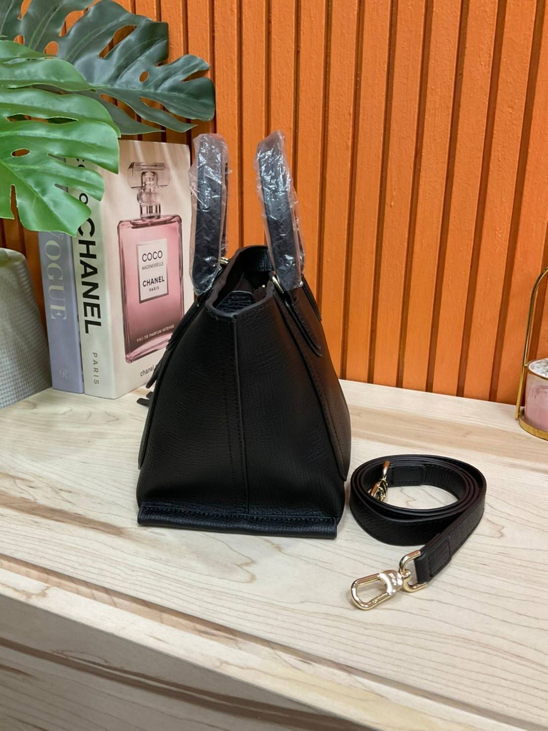 ของแท้ 💯% LONGCHAMP MINI MAILBOX TOP HANDLE BAG กระเป๋าถือ/Crossbody รุ่นหายาก!! รุ่นใหม่ล่าสุด ดีไซน์ด้วยเส้นด้ายที่ดูโฉบเฉี่ยว และ รูปทรงสี่เหลี่ยมคางหมู ทรงสวยโดดเด่น เป็นเอกลักษณ์ของผู้หญิง Longchamp วัสดุ Polyamide & Leather หนังแท้