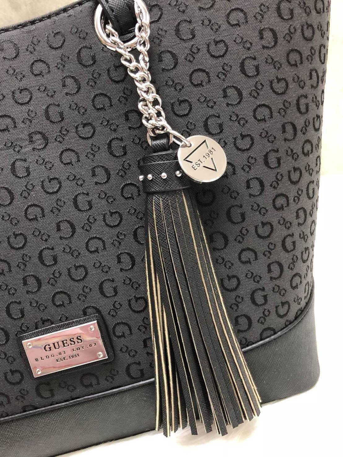 New !!! GUESS HANDBAG SHOULDER BAG พร้อมส่ง สินค้าเข้าใหม่ค่ะ!!!กระเป๋าถือและสะพายไหล่ วัสดุผ้าปักลาย G ทั้งใบค่ะ ด้านหน้าติดโลโก้แบรนด์หรู พร้อมห้อยพวงหนังยาวลงมาบอกเลยสวยมากๆค่ะเปิดปิดกระเป๋าแบบซิป กระเป๋าซับในลายแบรนด์ ภายในกระเป๋าแบ่งเป็นสองช่องใหญ่ใส
