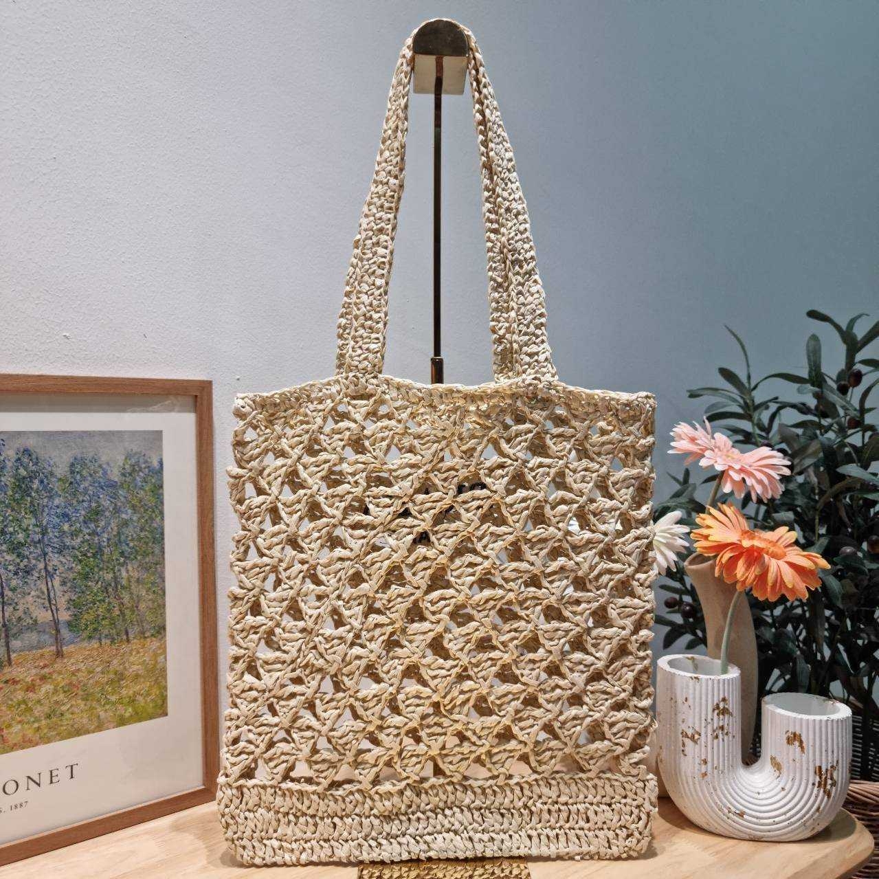 PRADA CROCHET TOTE BAG กระเป๋าสะพายทรงโท้ทลายสาน สวยไม่ซ้ำใคร สไตล์บีช เหมาะมากกับการสะพายไปเที่ยวทะเล หรือจะใช้ในวันสบายๆก็ตอบโจทย์