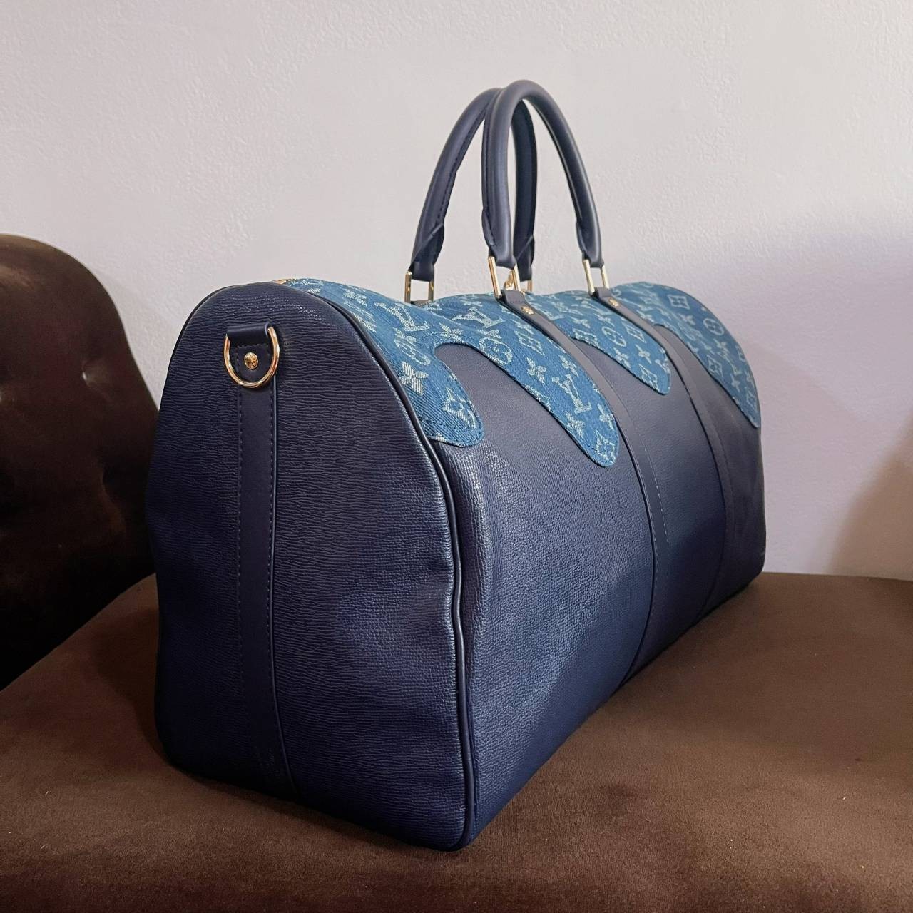 หนังแท้ LOUIS VUITTON KEEPALL กระเป๋าใบใหญ่จุใจ ใส่สัมภาระขึ้นเครื่องเดินทางได้ หูจับแข็งแรง สายสะพายยาวถอดออกได้ สะพายไหล่หรือ Crossbody ก็ดูดี ใช้ได้ทั้งชายหญิง ภาพถ่ายสินค้าจริง ไอเท็มนี้สวยน่าใช้สุดคุ้มมากๆ ห้ามพลาดเลยค่ะ! ราคานี้ถือว่าคุ้มมากค่า