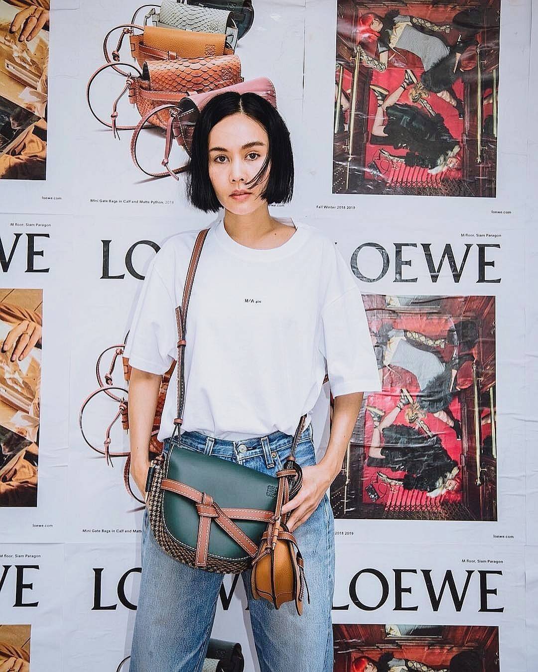 พรีเมี่ยมกิ๊ฟแท้ 100% 】LOEWE CROSSBODY BAG VIP GIFT WITH PURCHASE (GWP) กระเป๋าถือหรือสะพาย Limited จาก LOEWE DUTYFREE COUNTER วัสดุ Canvas & Leather Calfskin หนังแท้รูปทรงอานม้าสวยอยู่ทรง เปิดปิดด้วยฝาปิดแต่งด้วยสายรัดหนัง