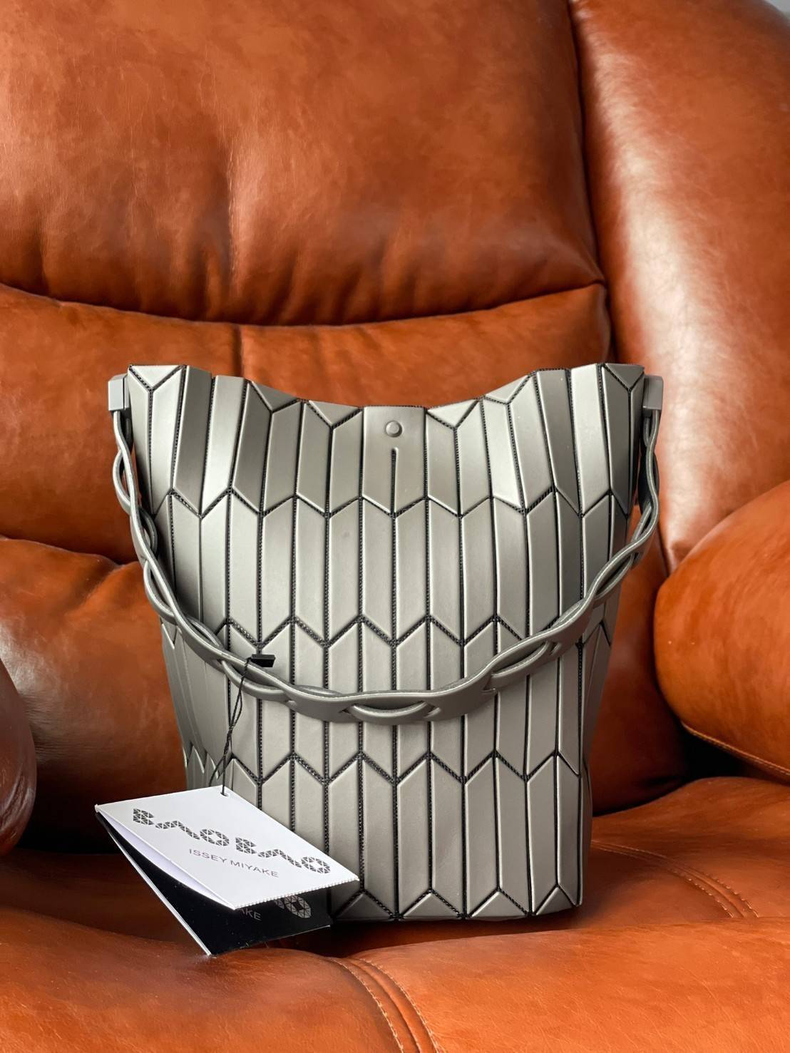 Large : Baobao Issey Miyake Large Bucket กระเป๋าบัคเก็ตขนาดใหญ่สามารถใช้ใส่ร่มพับได้หรือขวดน้ำขนาดเล็กได้ ซีรีย์ใหม่นี้มีจุดเด่นที่แผ่นรูปทรงสี่เหลี่ยมด้านขนานในแนวตั้ง เกิดเป็นรูปทรงสามมิติซึ่งแตกต่างไปจากรูปทรงที่เกิดขึ้นจากแผ่นสามเหลี่ยม หูหิ้วสามารถขย