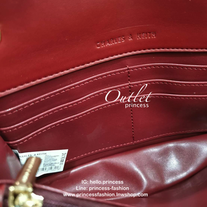 BEST SELLER! CHARLES & KIETH MINI CLUTCH BAG กระเป๋าสะพายทรงคลัชรุ่นยอดนิยมดีไซน์คลาสสิควัสดุหนังนิ่มลายตารางสวยอยู่ทรงขนาดมินิสไตล์ Chanel เปิดปิดด้วยตัวล๊อคแบบบิดอะไหล่ทอง ด้านหลังประดับโลโก้แบรนด์สวยดูดี มาพร้อมสายสะพายโซ่ร้อยหนัง Crossbody ได้สามารถซ้