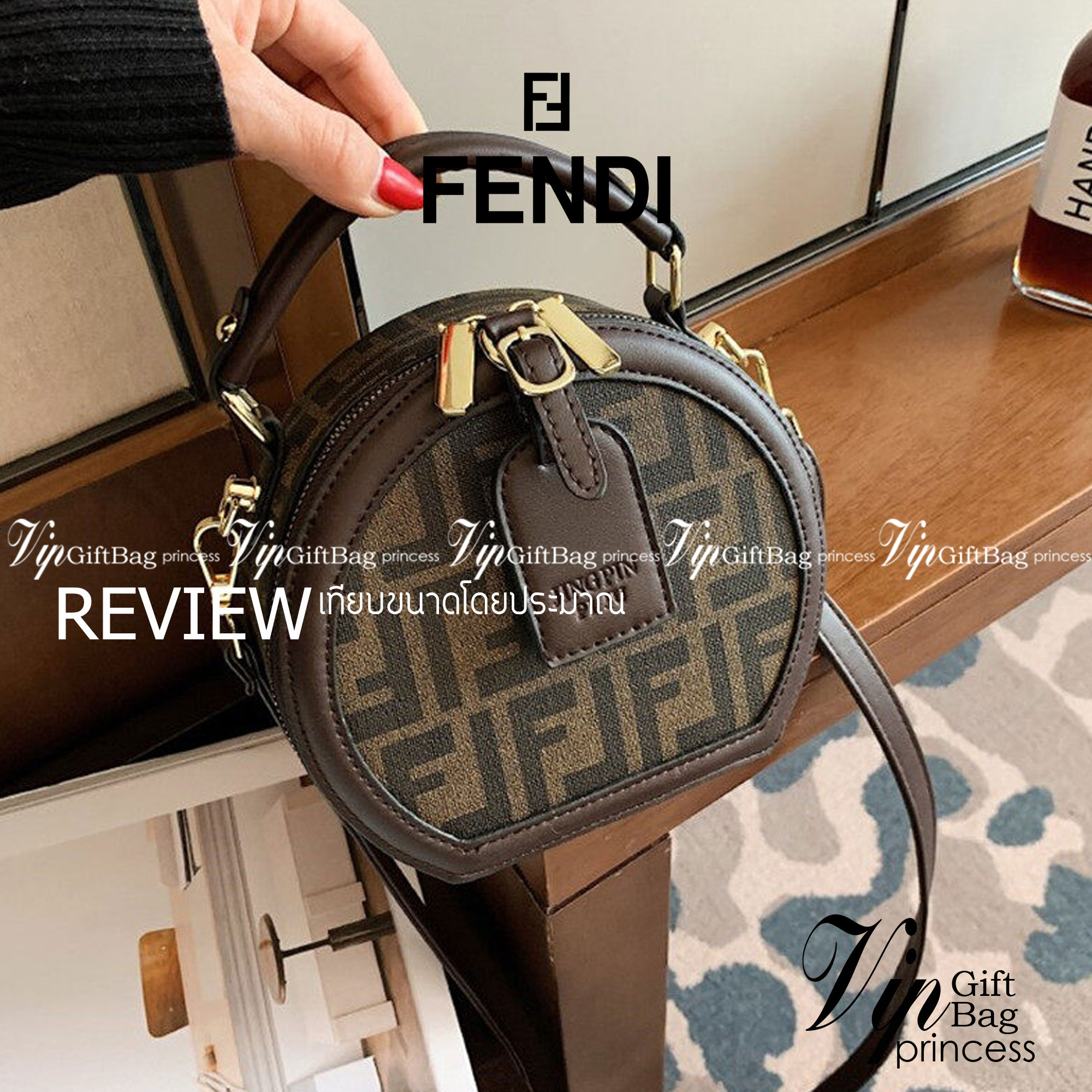 หนังแท้ FENDI CROSSBODY BAG / fendi circle bag / Fendi Round Monogram Crossbody Bag กระเป๋าสะพายทรงกลมสวยเด่น มีดีเทลเพิ่มความหรู ด้วยสีของอะไหล่ วัสดุหนังแคนวาสสลับหนังแท้ ภายในโล่งกว้าง มีช่องซิปแยกให้อีก ใช้งานง่าย พร้อมสายสะพาย 2 เส้น สายสะพายครอสปรับ