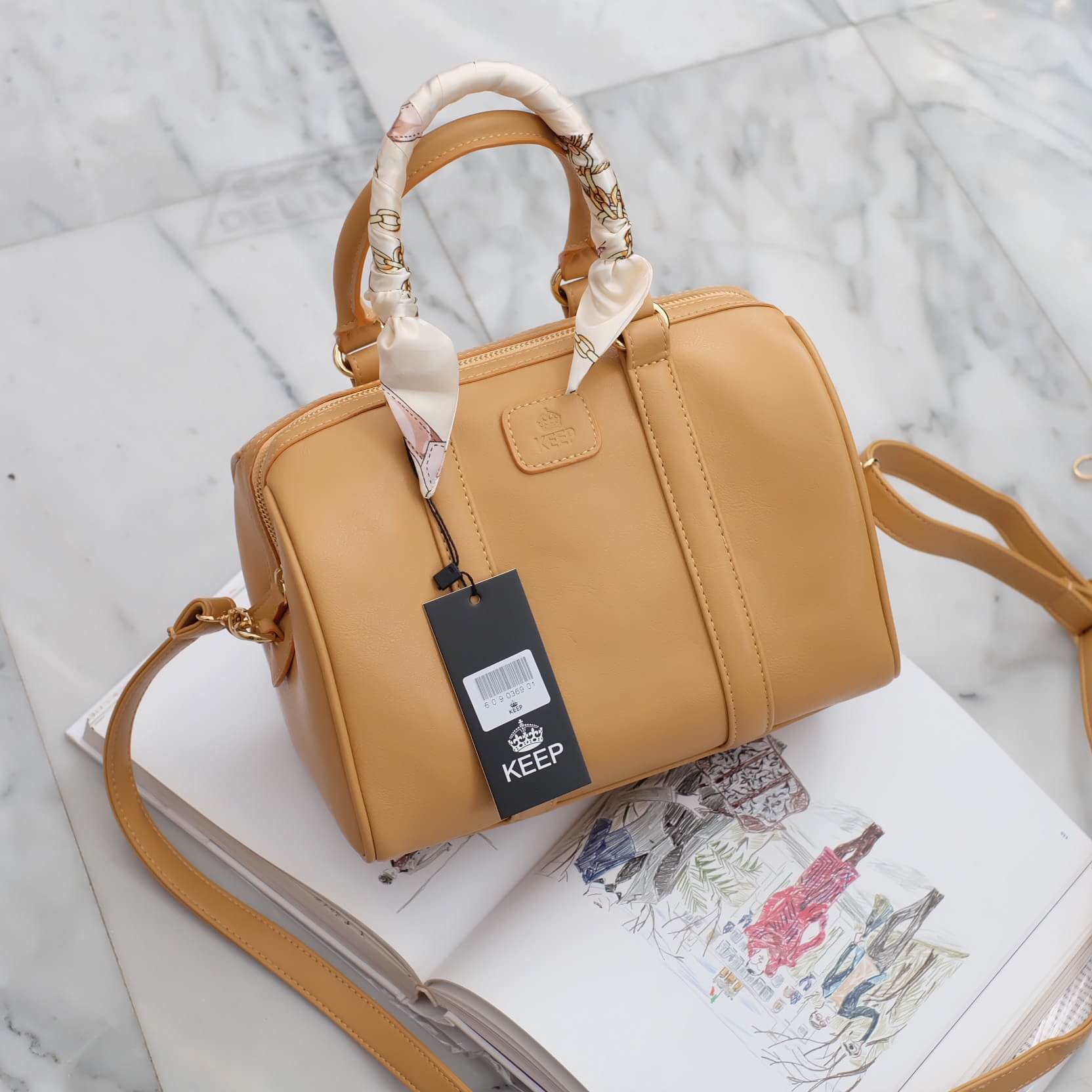 รุ่นใหม่ล่าสุด หนังแกะสวยมากคะ สีเข้าใหม่ >> Light.brown รุ่น KEEP sheep leather Pillow bag สวย น่ารัก ขนาดตอบทุกโจทย์การใช้งาน เห็นแล้ว #หลงรักเลยคะ ตัวกระเป๋าขนาดกำลังดี จุของคุ้ม หนังแกะ สวยมาก ดูแลรักษาง่าย ประดับด้วยผ้าพันหูกระเป๋า ทำให้กระเป๋า