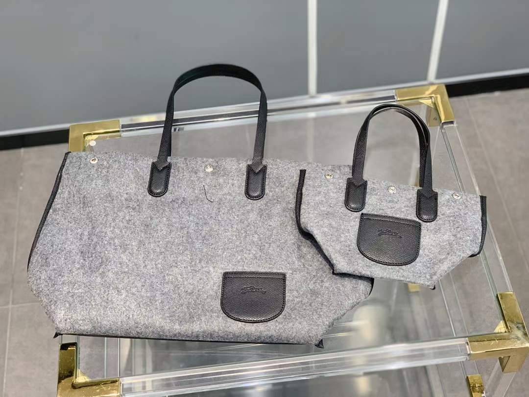 LONGCHAMP ROSEAU ESSENTIAL Shopping bag กระเป๋า Tote วัสดุผ้าขนสัตว์ ซับในผ้าฝ้ายที่จับด้านบนหนังวัว กระเป๋าสะพายใบนี้มีขนาดพอเหมาะ ดีไซน์หรูหรานี้สามารถสะพายไหล่หรือถือในมือก็ได้ นุ่มและน้ำหนักเบา