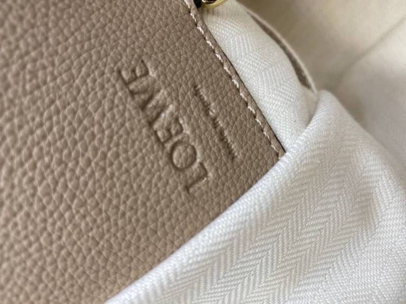 VIP GIFT 】หนังแท้ Loewe Small Hammock bag in pebble grain calfskin A multifunctional bag with supple side panels that release to change its shape. Looped straps allow the bag to be worn in multiple ways. This small version is in pebble grain calfskin.