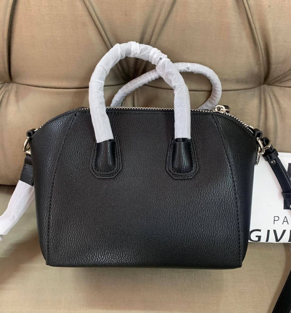 Givenchy Antigona Mini leather shoulder bag กระเป๋าสุดคลาสสิก ใบเดียวก็เอาอยู่ Day to Night Bag เข้าได้กับลุค Smart Casual ด้วยทรงกระเป๋าที่ฐานกว้างใส่ของใช้ที่จำเป็นได้ทุกอย่าง วัสดุหนังแกะสังเคราะห์ (หนังนิ่ม) ขึ้นรูปเงา สวย ตั้งอยู่ทรง มาพร้อมสายสะพายต