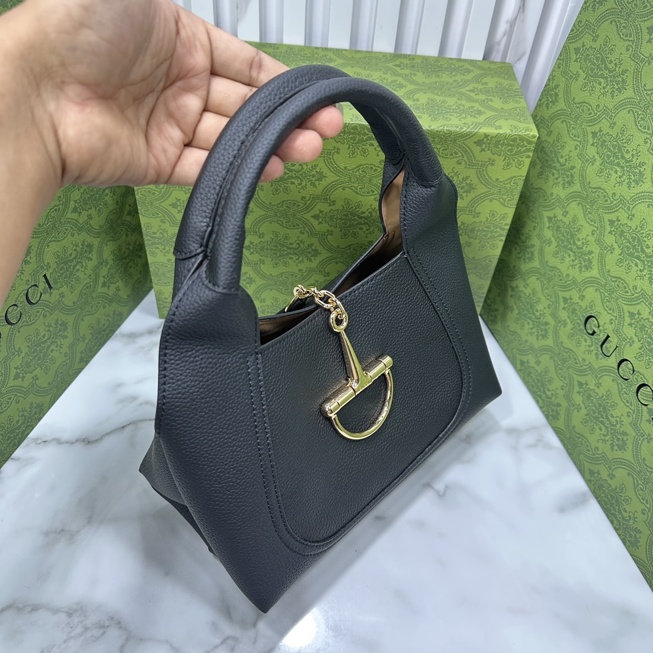 หนังแท้ | Gucci Softbit medium top handle bag โฉมใหม่ล่าสุด กับกระเป๋าสะพายรูปทรงใหม่เรียบหรูด้วยหนังลายเกรน ตกแต่งอะไหล่ Horsebit ครึ่งรูปขนาดใหญ่ด้านหน้าสวยหรูโดดเด่น สวยผู้ดี ดารา เซเลปใช้กันเพียบ