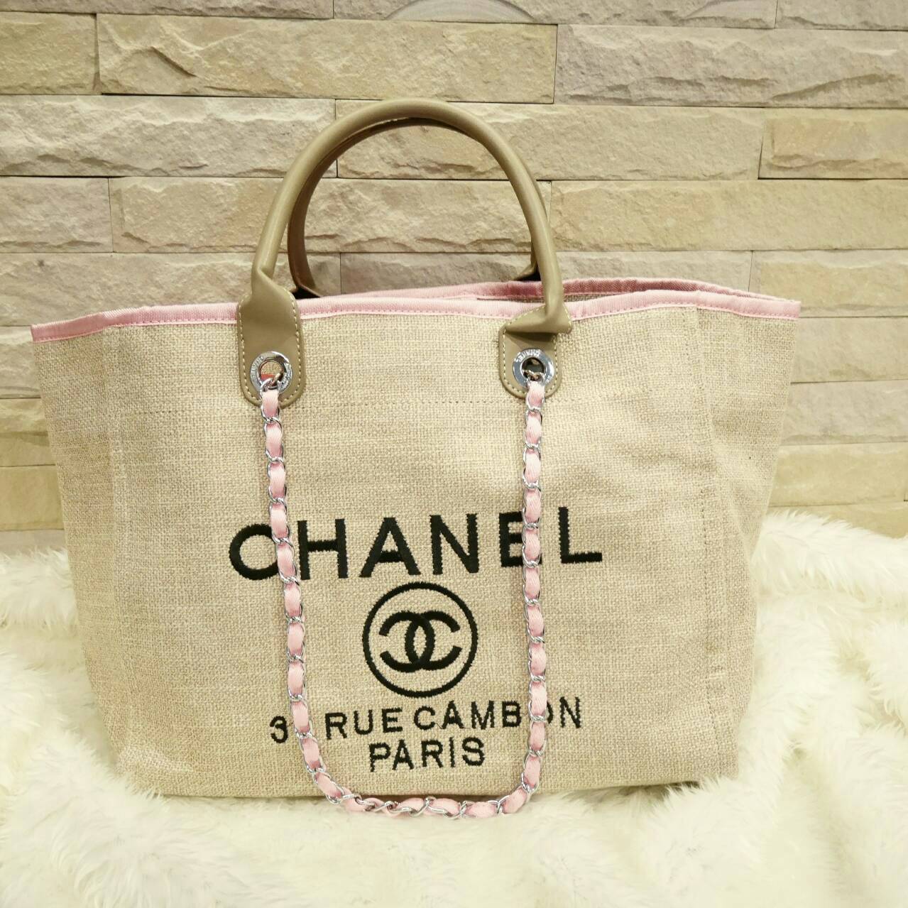 ถามกันมาเยอะมาก จัดมาให้สาวๆละค้า กับ Chanel Canvas tote bag ในรุปแบบของงาน premium gift จากแบรนด์ Chanel กระเป๋าสะพายเนื้อ canvas หนา มีซับในอย่างดี ด้านหน้าปักโลโก้แบรนด์สุดหรู หูหิ้วมี 2 แบบน้า คือ แบบสายหนัง และสายโซ่ (สามารถถอดออกได้คะ) จุของได้เยอะม