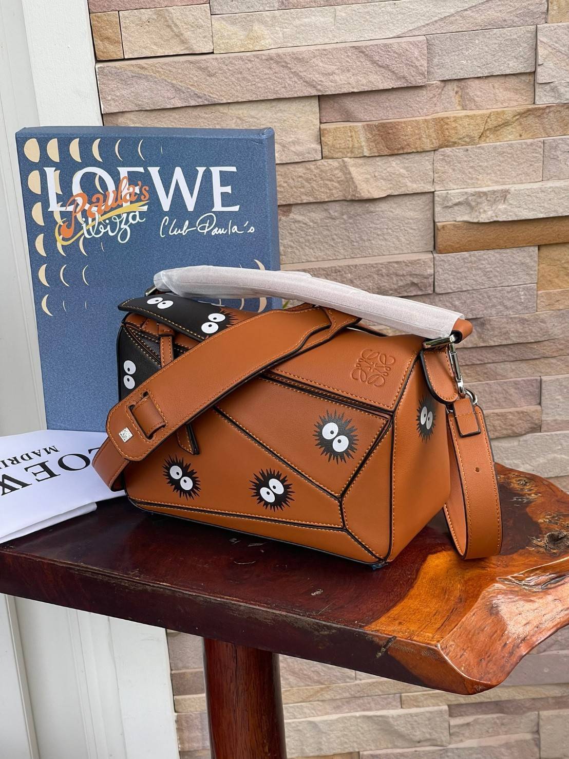 Loewe X My Neighbor Totoro Puzzle bag การร่วมงานสุดคิวท์ที่น่าจับจอง สำหรับใครที่ชื่นชอบการ์ตูนแอนิเมชั่นญี่ปุ่นอย่าง My Neighbor Totoro การออกแบบคาแร็กเตอร์ที่ใครๆ ต่างก็บอกว่าน่ารัก ล่าสุดก็เป็นที่น่าตื่นเต้นอีกครั้ง เมื่อสตูติโอดังได้เปิดตัวการร่วมงานก