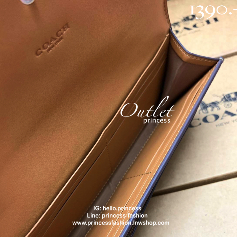 COACH SOFT WALLET BAG กระเป๋าสตางค์ใบยาว หนังชั้นแรก ลายcผสมหนังเรียบ แบบซองจดหมาย ฝาปิดเปิดแบบกระดุม มีช่องด้านหน้าหนึ่งช่อง ช่องใส่ธนบัตรตามยาวหนึ่งช่อง และช่องเสียบัตรต่างๆได้8ช่องค่ะ ด้านหลังเป็นช่องซิปยาวสำหรับใส่เหรียญนะคะ ใบขนาดพอดีมือ สีทูโทนน่าใช
