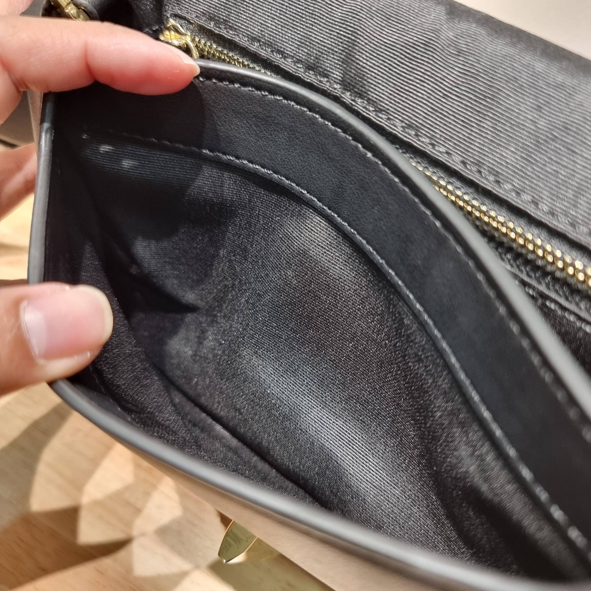 MARC JACOBS THE J MARC SHOULDER BAG คอลเลคชั่นใหม่ล่าสุด สวยฟาดกว่าใคร ใบไหนๆก็ต้องหลีก กับกระเป๋าสะพายไหล่สุดหรู รูปทรงใช้งานง่าย ดีไซน์เรียบ แต่แฝงไปด้วยความผู้ดี ดูแพง