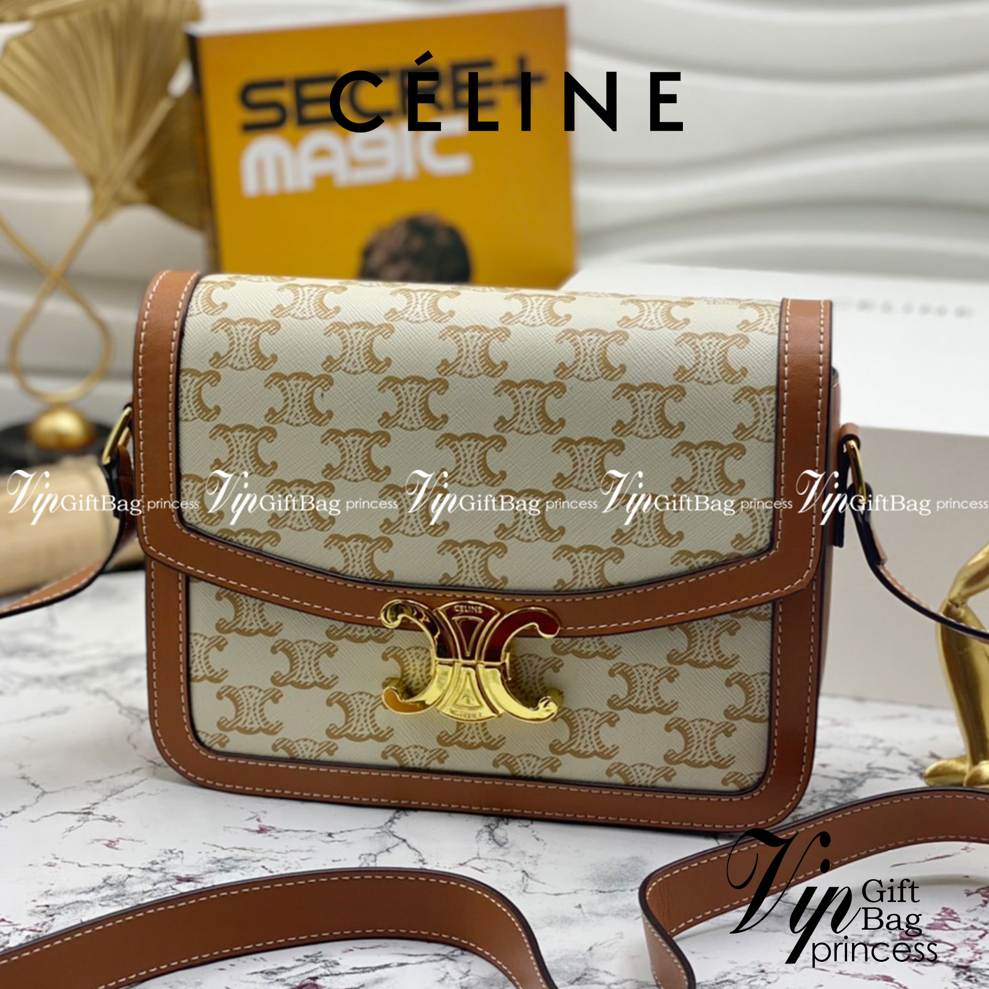 หนังแท้ CELINE MEDIUM TRIOMPHE BAG IN TRIOMPHE CANVAS AND CALFSKIN / CELINE TEEN สาวๆที่กำลังมองหากระเป๋าน่ารักเอาไว้ใช้ในวันสบาย ๆ แต่ไม่รู้เลือกกระเป๋า Celine รุ่นไหนดี แนะนำรุ่นนี้เลยคะ เป็นกระเป๋าสะพายข้างขนาดกำลังดี สวยแบบคลาสสิก หรูหราด้วยแคนวาสเคลื