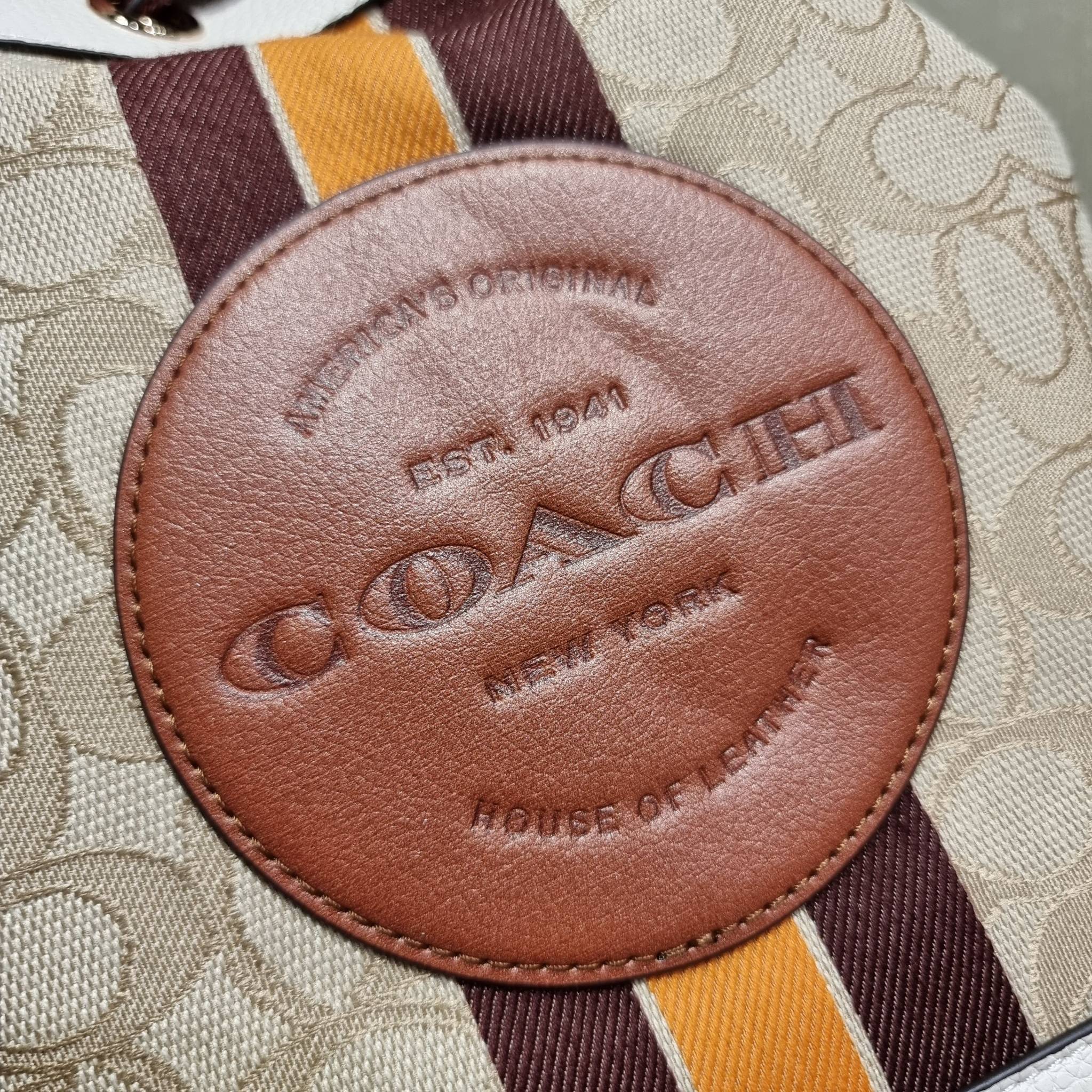 COACH C7084 DEMPSEY DRAWSTRING BUCKET BAG IN SIGNATURE JACQUARD WITH STRIPE AND COACH PATCH พี่สาวใบใหญ่สุดสวยมาแล้วจ้า!! กระเป๋าทรงถังไซส์ใหญ่ ที่สาวๆรอคอย ใช้งานง่ายด้วยการรูดหนังปิดรอบปากกระเป๋า ทุกอย่างลงตัวที่สุด!! โดดเด่นด้วยลวดลายสีสันที่ละมุนมาก ว