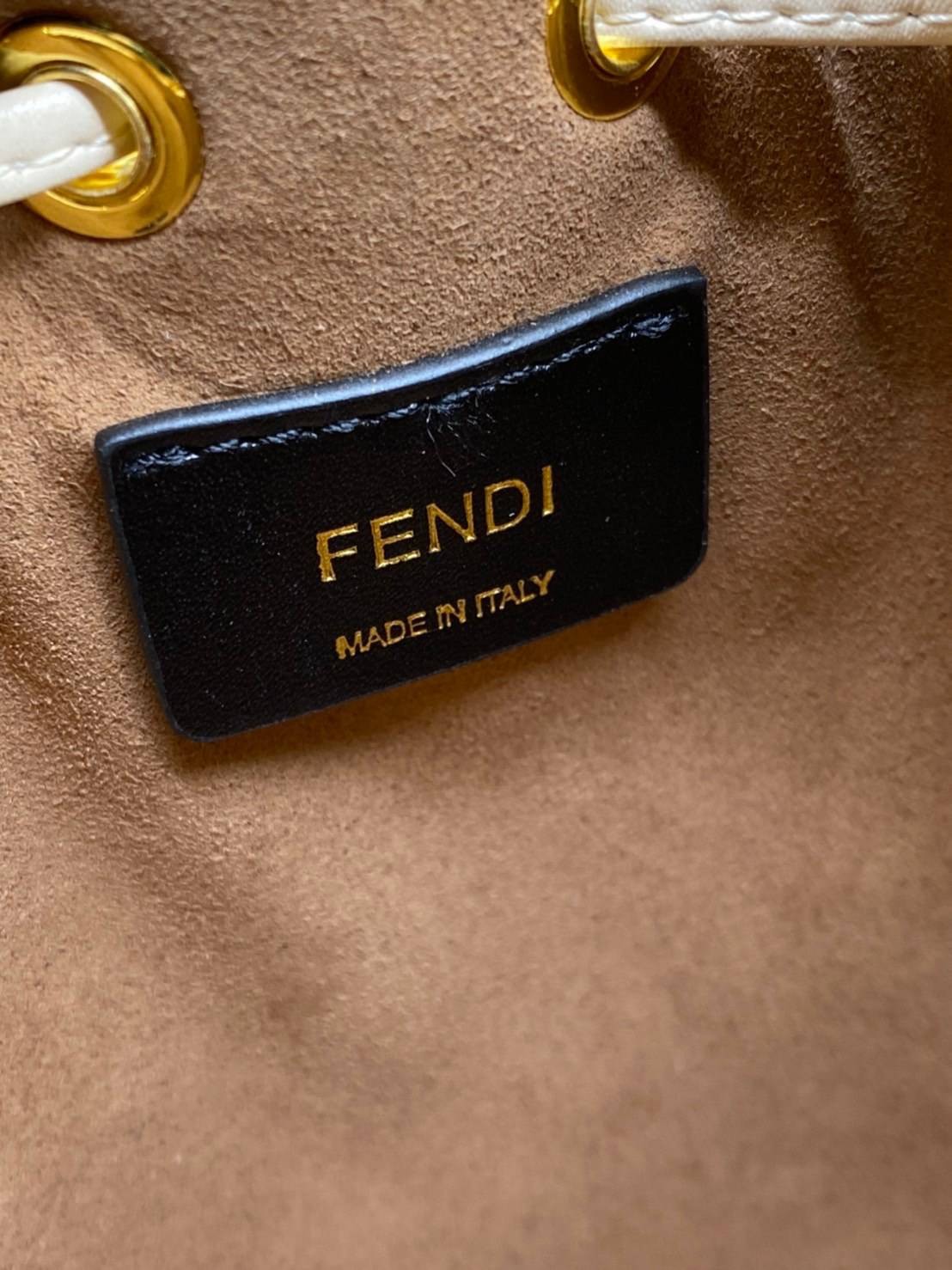 หนังแท้ 】Ori Fendi MonTresor mini Bucket Bag กระเป๋าถือหรือสะพายข้าง วัสดุหนังแท้ทรงขนมจีบ ลายแบรนด์ อะไหล่ทองหรูหรา จุของได้เยอะ น้ำหนักเบา ตั้งอยู่ทรง ด้านในโล่ง มี2สาย สายสั้น+ยาว ถอดสายได้ Crossbody ได้ สายยาวปรับระดับได้ คุ้มสุดๆ ใบนี้ไม่ควรพลาดค่ะ ด