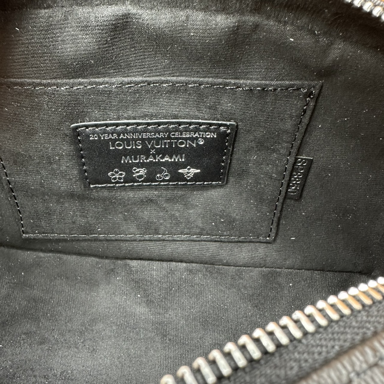 ORI | LV x TM Handbag East West Murakami ใหม่ล่าสุด กระเป๋าสะพายทรงสวย ดีไซน์ใหม่ หรู ดูผู้ดี แต่งแต้มดีเทลเปี่ยมชีวิตชีวาจากคอลเลคชั่น LV x Murakami คอมพลีตลุคด้วยที่ห้อยกุญแจรูปโบว์สุดเอ็กซ์คลูซีฟ