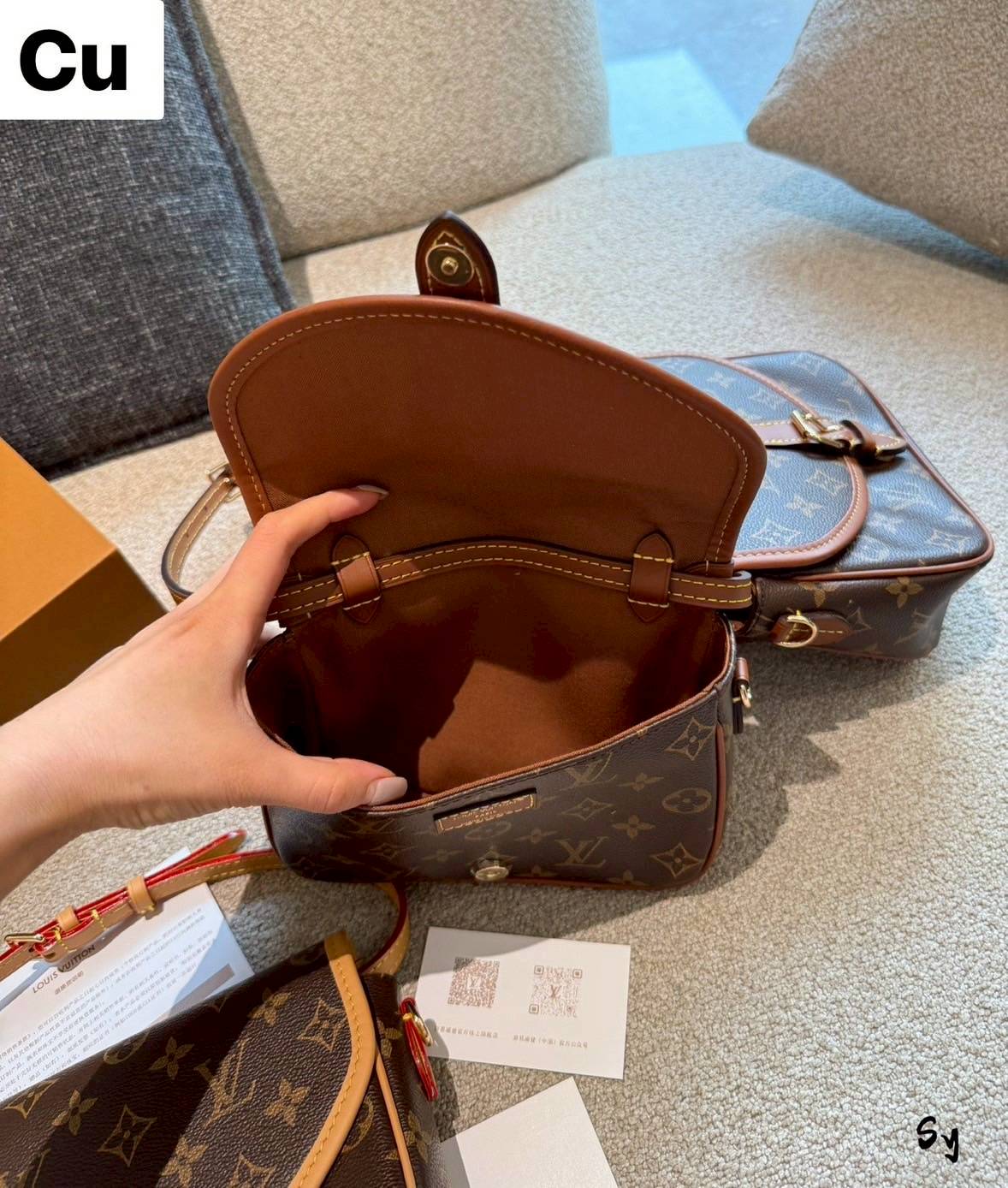 LV Marilyn White Multicolor Monogram Canvas Shoulder Bag สุดคุ้มกับกระเป๋าดีไซน์ใหม่ จัดคู่ดูโอ้ ได้ 2 ใบในราเดียว ปรับใช้งานได้ทั้งคาดเอวหรือสะพายได้ มาพร้อมสายสะพาย 2 แบบ ทั้งสายหนังและสายโซ่ คุ้มยิ่งกว่าอะไรทั้งหมดเลยค่า