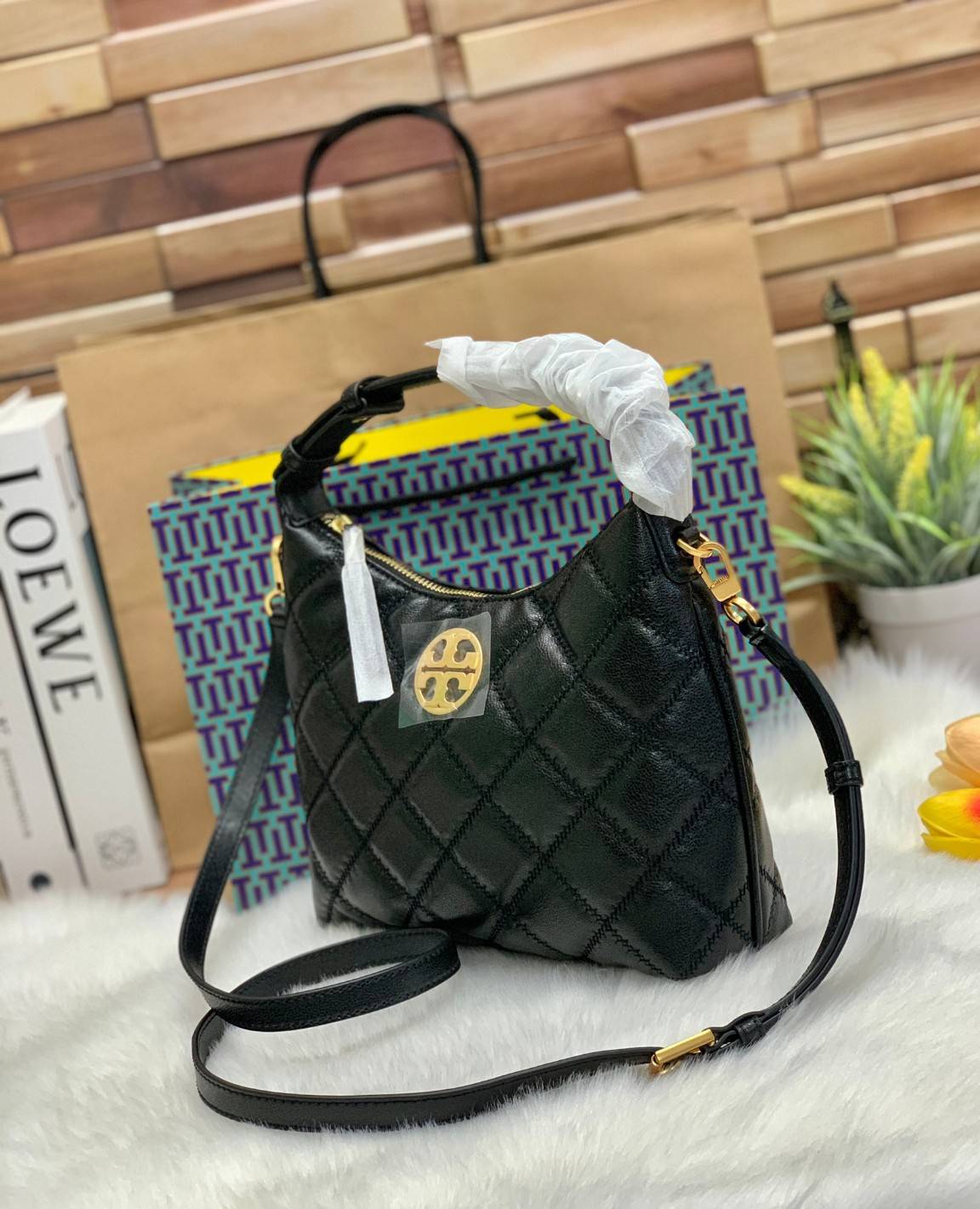 TORY BURCH WILLA MINI HOBO พร้อมส่งที่ไทย น้องน่ารัก กระทัดรัด น่าใช้มากๆเลยค่าา! กระเป๋หิ้วหรือสะพายข้างได้ ทรสวย หนังแท้อย่างดี หนังนิ่มลายนวม สวยมากๆค่ะ เปิดปิดกระเป๋าแบบซิป ภายในโล่งสามารถใส่กระเป๋าเงินใบยาวได้;ของจำเป็นอื่นๆได้พอประมานเลยนะคะ พร้อมช่