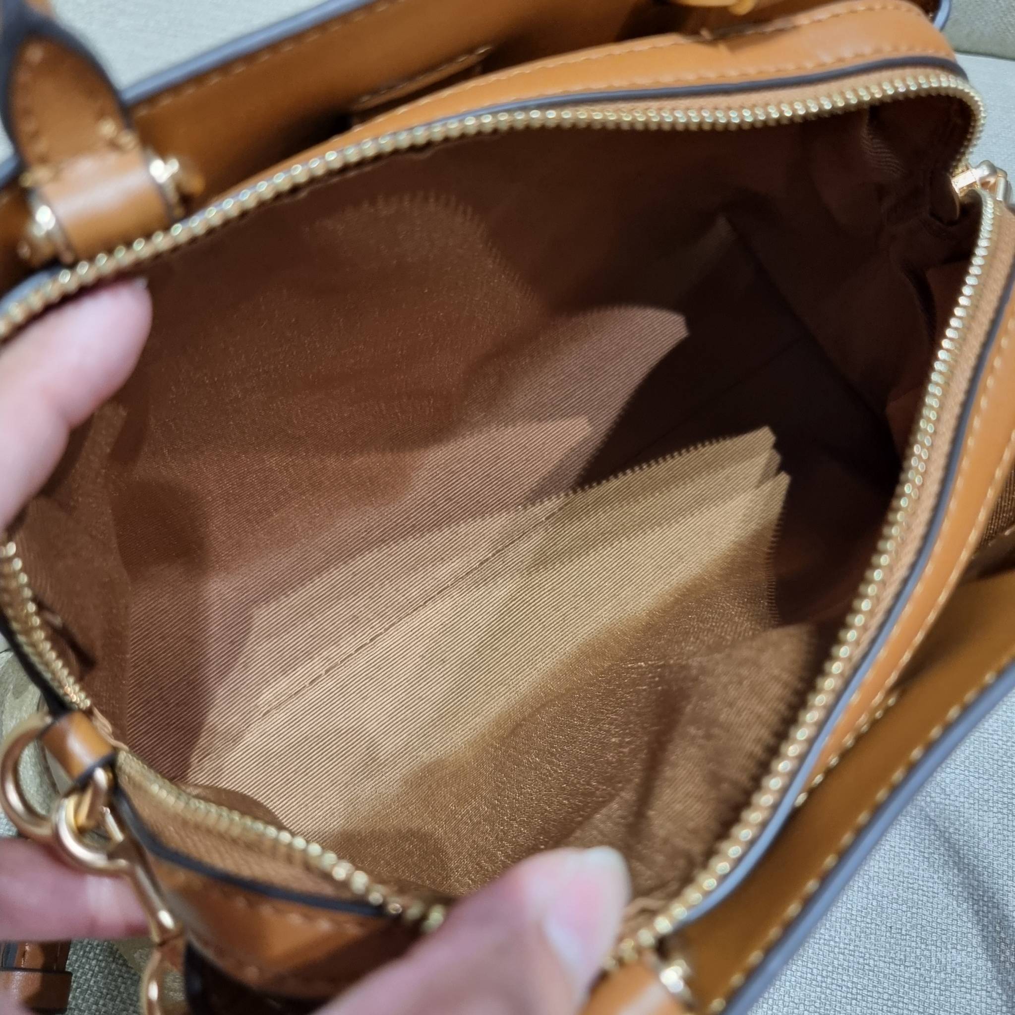 COACH C627 MINI LILLIE CARRYALL IN BLOCKED SIGNATURE CANVAS สีใหม่ล่าสุด กับรุ่นที่สุดของความขายดี คอลยอดฮิตโทนสีลูกคุณ!! กระเป๋าสะพายทรงสวย ที่ดีไซน์ออกมาให้ใช้งานง่าย สะดวก สวย หรู ดูดี!! วัสดุหนังแคนวาสเคลือบลาย มาพร้อมสายสะพายข้างและหูจับในตัว ถอดออกถ