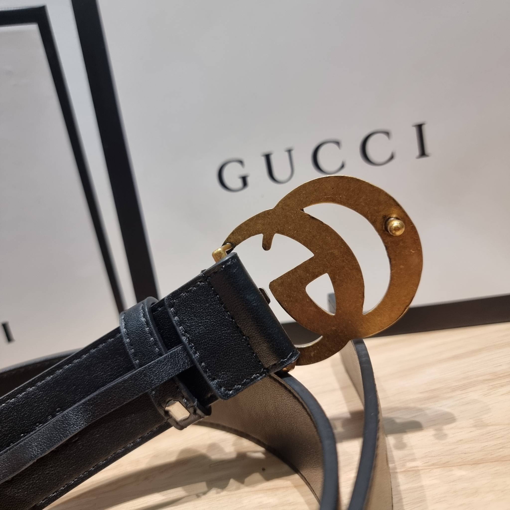 GUCCI BELT / GG belt 3.5cm เข็มขัดสีดำสุดคลาสสิค รุ่นโลโก้ ใหญ่ เรียบง่าย ผู้ดี เป็นซิกเนเจอร์ ด้วยดีไซน์ double buckle อะไหล่สีทองวินเทจ ทำให้ใช้งานเป็น everyday use ได้เลย วัสดุหนังสวย พร้อมออริจินัล box ที่สุดของการคอมพลีทลุทด้วยเข็มขัดเส้นนี้เส้นเดียว