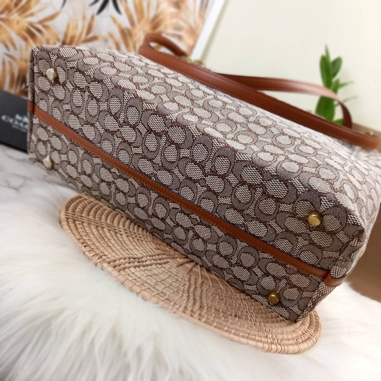 คอลเลคชั่นนี้ เด็ดมากๆ🌺😎//>>COACH ROGUE TOTE IN SIGNATURE TEXTILE JACQUARD(COACH C6161)🍁กระเป๋าทรงTOTE ใบใหญ่ จุของได้สะใจสุดๆ จะถือ หรือสะพายได้ตามดีไซน์การใช้งาน มีสายสะพายยาวให้ 2 เส้น แบบสะพายคู่//วัสดุ JACQUARD ตัดขอบหน้