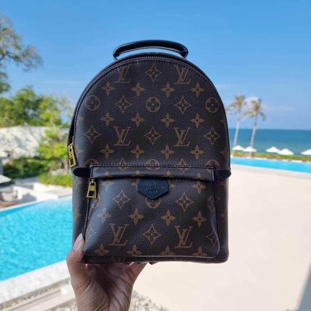 LV Backpack Size Small | สายสะพายเล็ก ถอดได้ LV palm springs New in!! เข้าแล้วกับไอเท็มยอดฮิต หรูหราพร้อม box set สุดสวย ที่สุดของความคุ้มค่า LV palm springs กระเป๋าแบ็คแพ็ค มาให้เลือก 2 ไซส์ ขายดี วัสดุหนังแคนวาสคุณภาพดี มีช่องซิปแบ่งสัดส่วน ใบเล็กสายวะพ