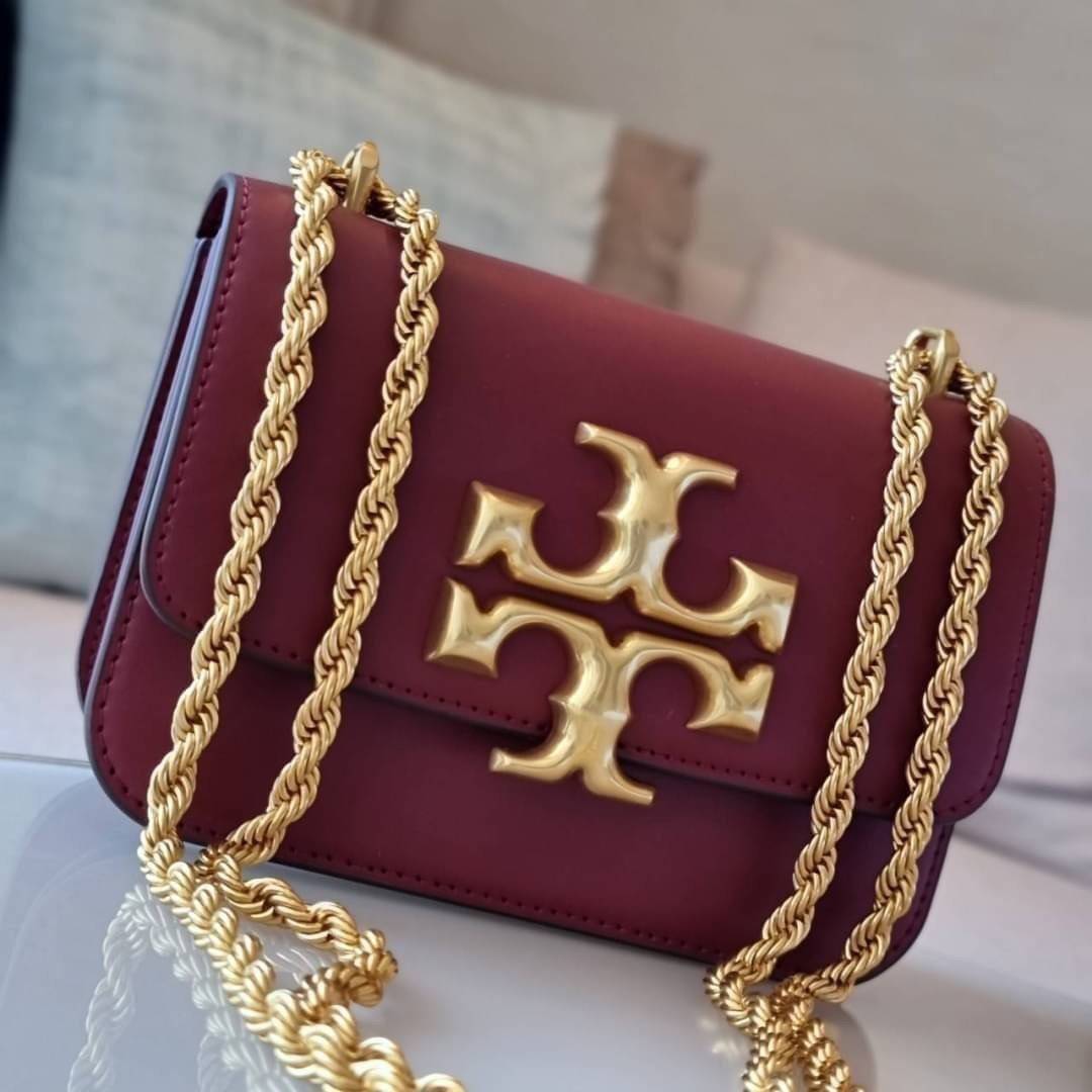 TORY BURCH ELEANOR SMALL CONVERTIBLE SHOULDER BAG ฮอตไอเท็ม รุ่นนี้ขายดีขายหมด สวยหรู คุณหนู ผู้ดี!! หายากมากแล้วน้า กระเป๋าสะพายข้าง ดีไซน์อยู่ทรง ขนาดกำลังสะดวกใช้สำหรับสาว วัสดุหนังแท้เต็มใบ สีทูโทน เปิด-ปิดด้วยแถบแม่เหล็ก ภายในแบ่งสัดส่วนได้เป็นอย่างด