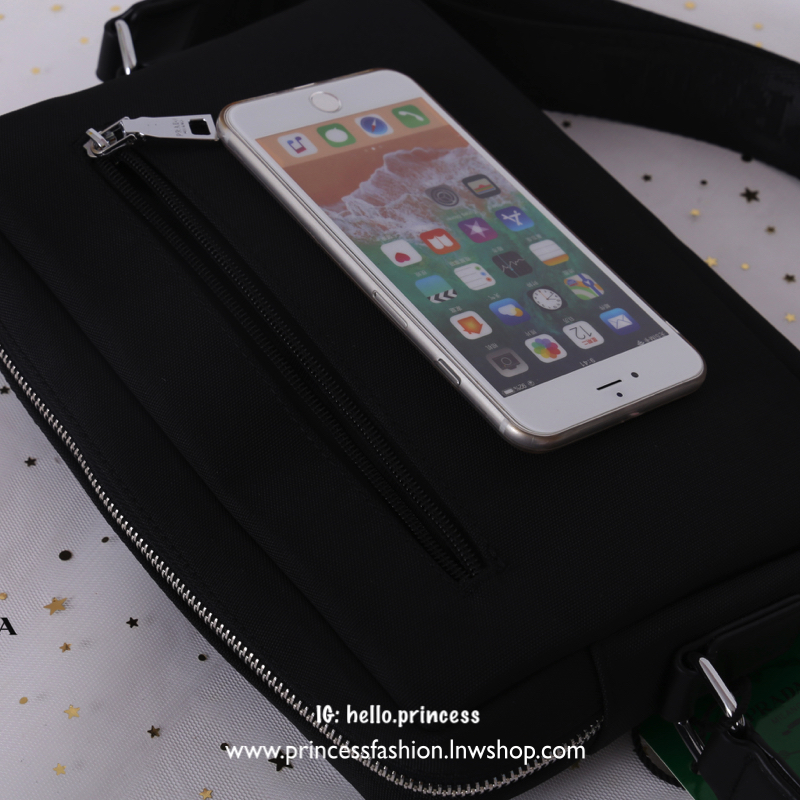 Prada messenger bag สินค้า Premium gift messenger bag วัสดุ nylon เนื้อหนาอย่างดี อะไหล่เงิน สวย ดูดี สไตล์ Prada เลยค่ะ สายยาวสามารถปรับได้ (ถอดไม่ได้) ตัวสายพิมพ์ลายแบรนด์ เรียบหรูมาก จะสะพายไหล่ หรือสะพายข้างก็ได้ทั้งนั้นเลยค่า จุของได้เยอะพอประมาณเลย 