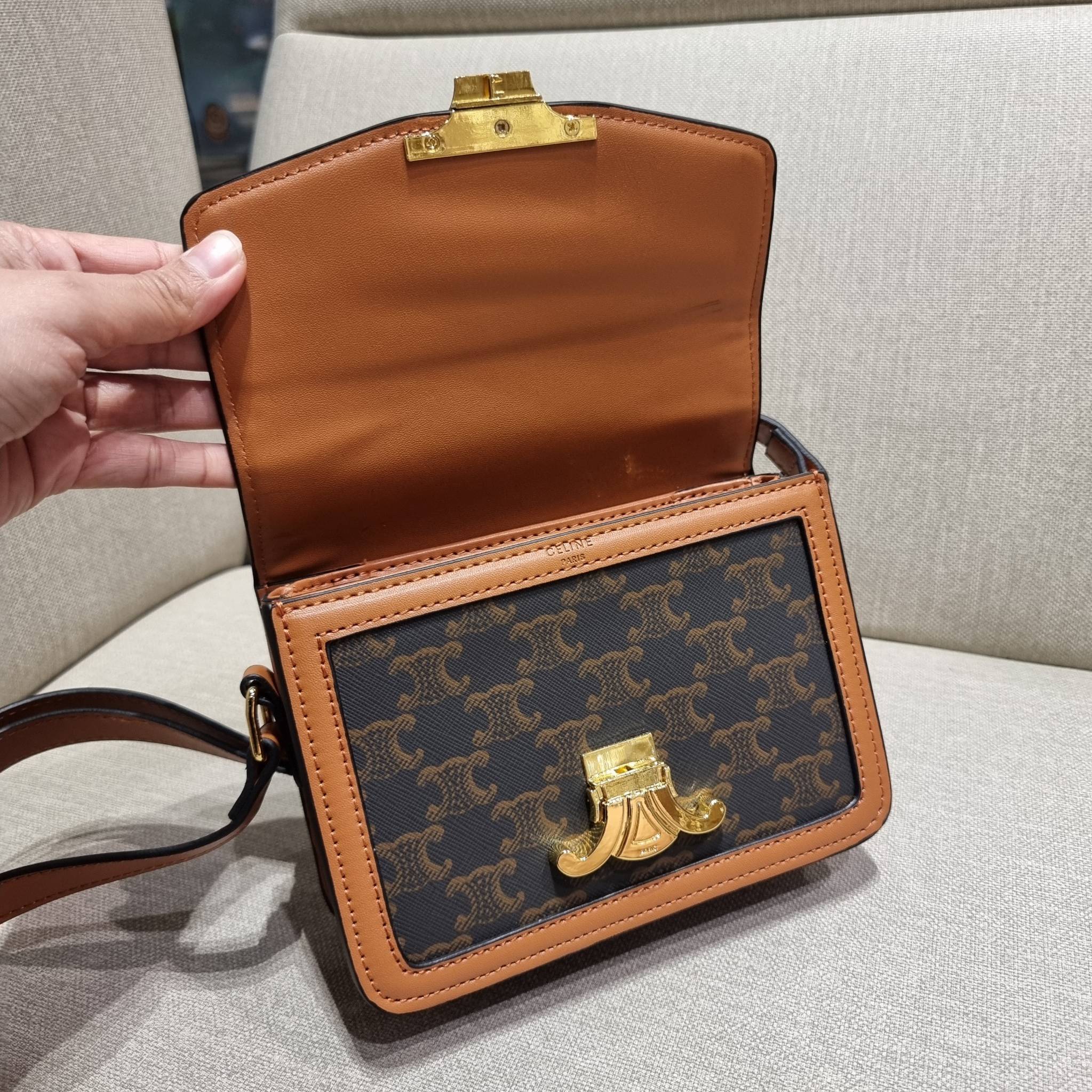 VIP 🥂 CELINE TEEN TRIOMPHE BAG IN TRIOMPHE CANVAS AND CALFSKIN ไม่มีไม่ได้เลยกับไอเท็มสุดคลาสสิค กระเป๋าสะพาย สวยอยู่ทรง ดีไซน์เป็นธรรมชาติ เนเชอรัลโทน ดูดี ดูแพง ไซส์กะทัดรัดมาใหม่ วัสดุหนังแคนวาสสลับหนังแท้ เปิด-ปิดด้วยตัวกดล็อค ใช้งานสะดวก ภายใ
