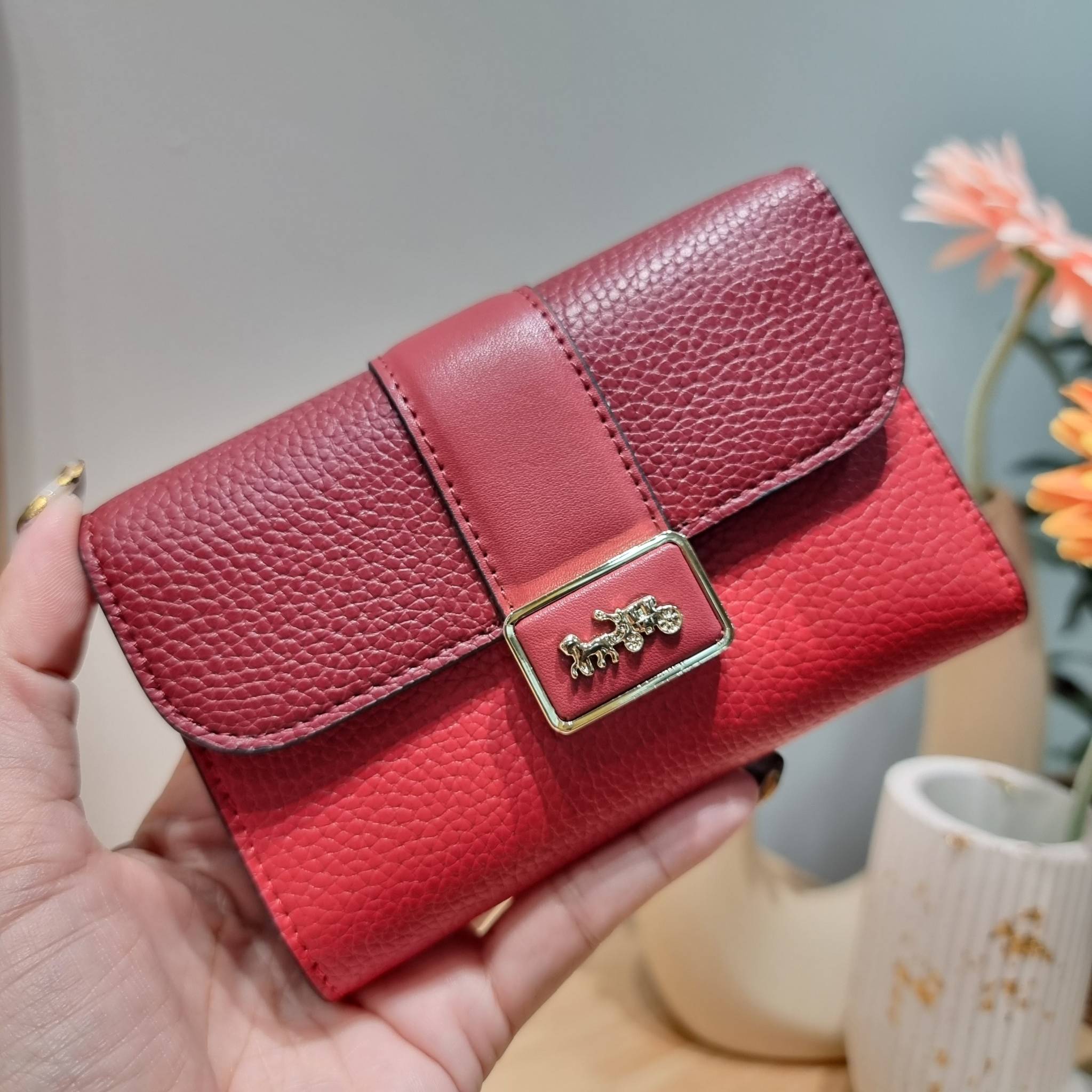 COACH MEDIUM GRACE WALLET IN SIGNATURE CANVAS CC061 CC060 CC059 พร้อมส่ง 5 สี กระเป๋าสตางค์ใบกลาง ดีไซน์หรู โดดเด่นด้วยโลโก้สไตล์วินเทจ คลาสสิค โทนสีใช้งานง่าย