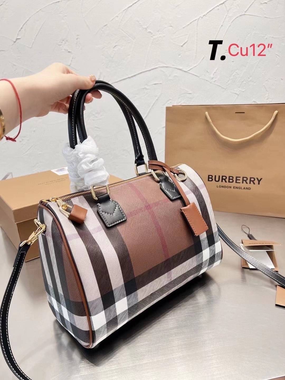 Burberry medium check bowling bag 12" / Burberry Coated fabric boston bag / BURBERRY FRAGRANCES VINTAGE BOWLING BAG กระเป๋าสะพายใบใหญ่ จุของได้เยอะ ลายวินเทจ โทนสีใช้งานง่าย Vintage Signature สวยหรูสุดคลาสสิค