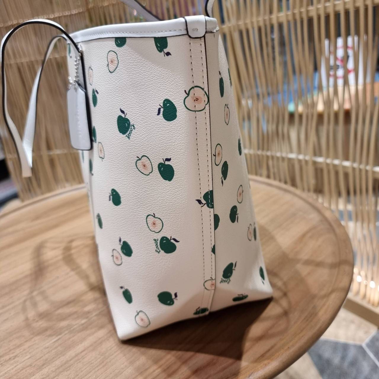 OUTLET 】COACH C4119 CITY TOTE WITH APPLE PRINT COACH CITY TOTE WITH POPSICLE PRINT C4277 แจกความน่ารักสดใส ด้วย 2 รุ่น กับเหล่าแอปเปิ้ลเขียวที่ยกมาทั้งสวน!! และลวดลายไอศครีมโทนชมพูแสนหวาน ดีไซน์ดึงดูดความสนใจได้ดีเลยทีเดียว กระเป๋าทรงช็อปปิ้งใบใหญ่ ที่จุย