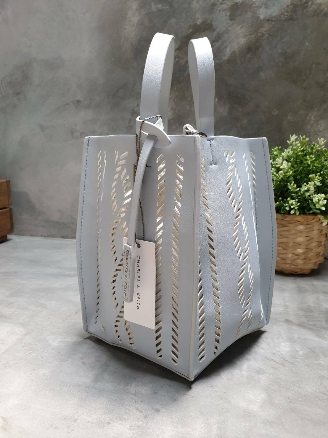 charleskeith Laser cut bucket bag กระเป๋าทรงเก๋ วัสดุหนังนิ่ม มาพร้อมกระเป๋าด้านใน มาพร้อมสายสะพายยาวปรับระดับได้ รุ่นนี้น่ารักมากค่ะ ห้ามพลาดเลยนะยูว์....